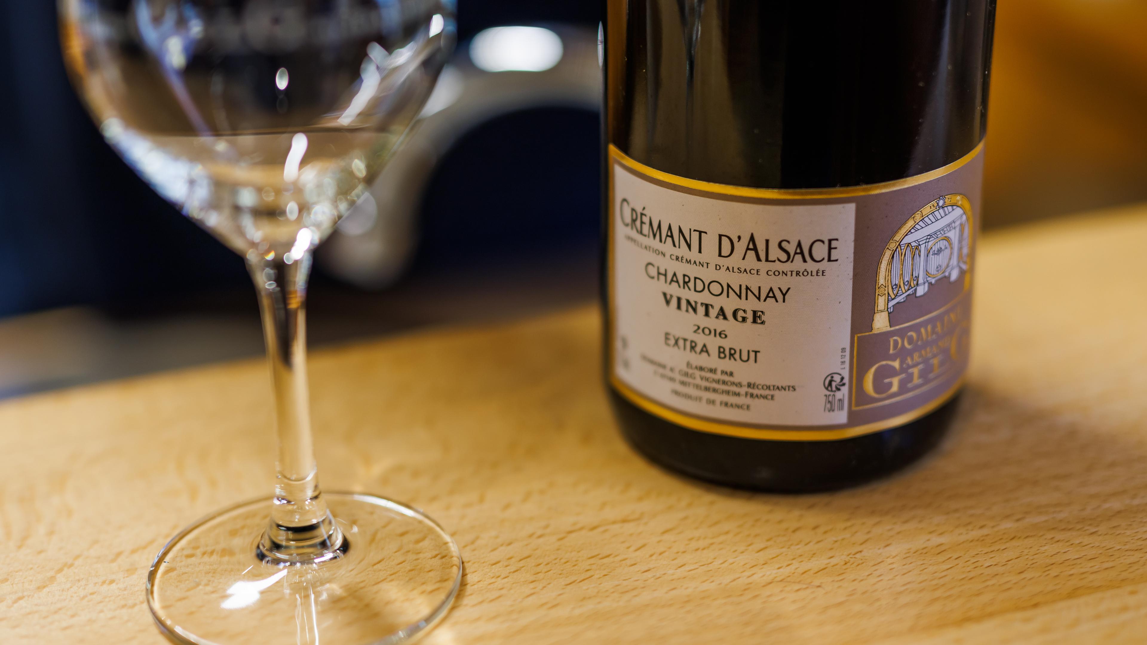 Eine Flasche Elsässer Cremant der Sorte „Chardonnay Vintage 2016 Extra Brut“ steht auf einem Tresen im Weingut „Domaine Armand Gilg“. 