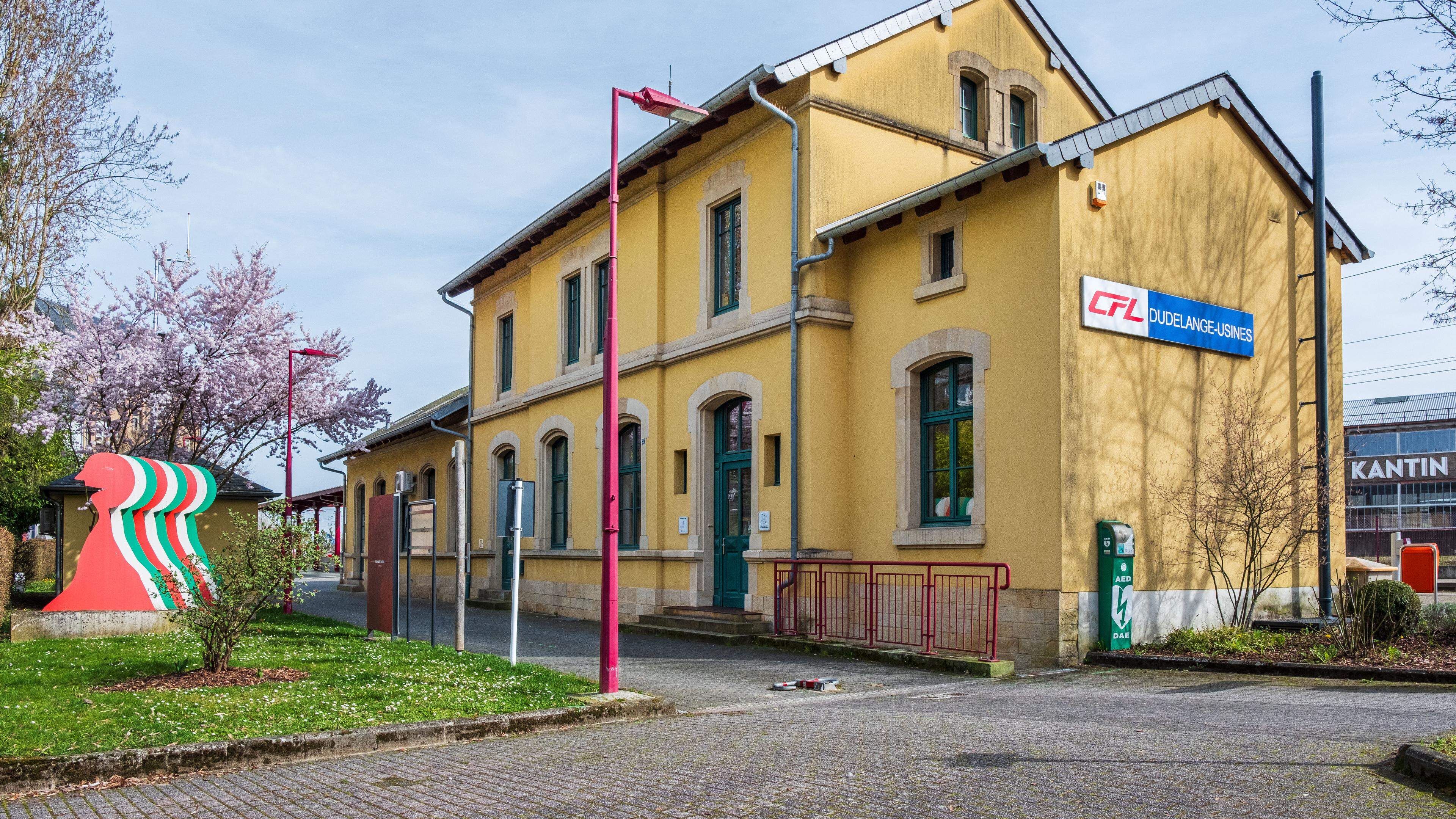 Das CDMH befindet sich im Bahnhofsgebäude „Dudelange-Usines“. 