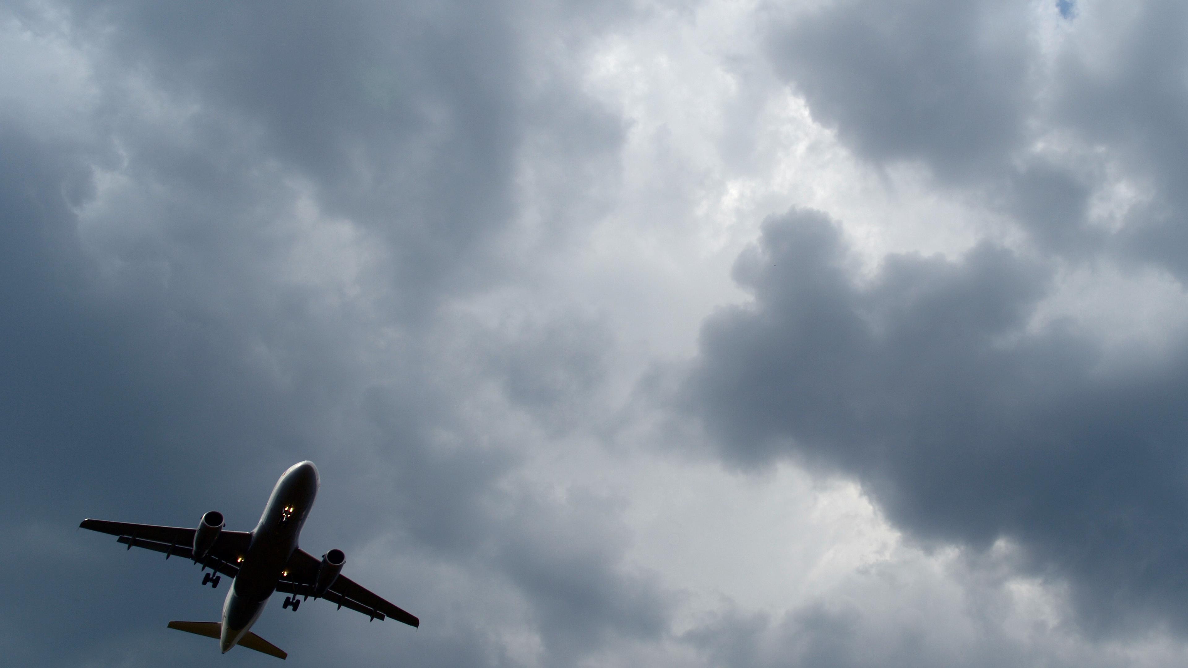 ARCHIV - 22.07.2013, Nordrhein-Westfalen, Köln: Das kann heikel werden: Gewitterwolken türmen sich über einem Flugzeug auf. (zu dpa: «Flug mit Turbulenzen - zwölf Verletzte») Foto: Federico Gambarini/dpa +++ dpa-Bildfunk +++