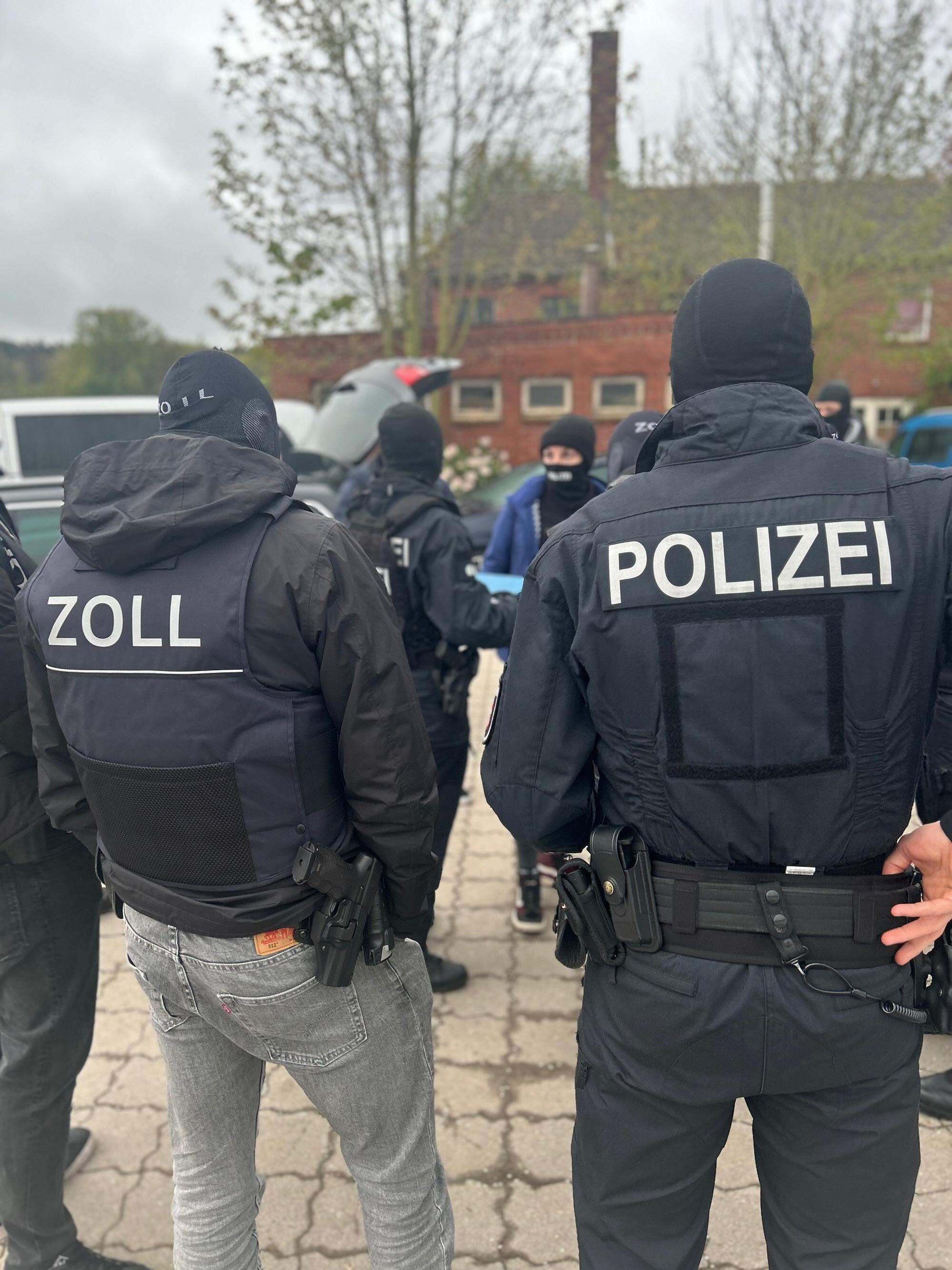 In einer Gemeinschaftsaktion von Polizei, Zoll, Staatsanwaltschaft und Europol sowie der Polizei in Luxemburg fand die Großaktion statt. Rund 80 Beamte waren im Einsatz.