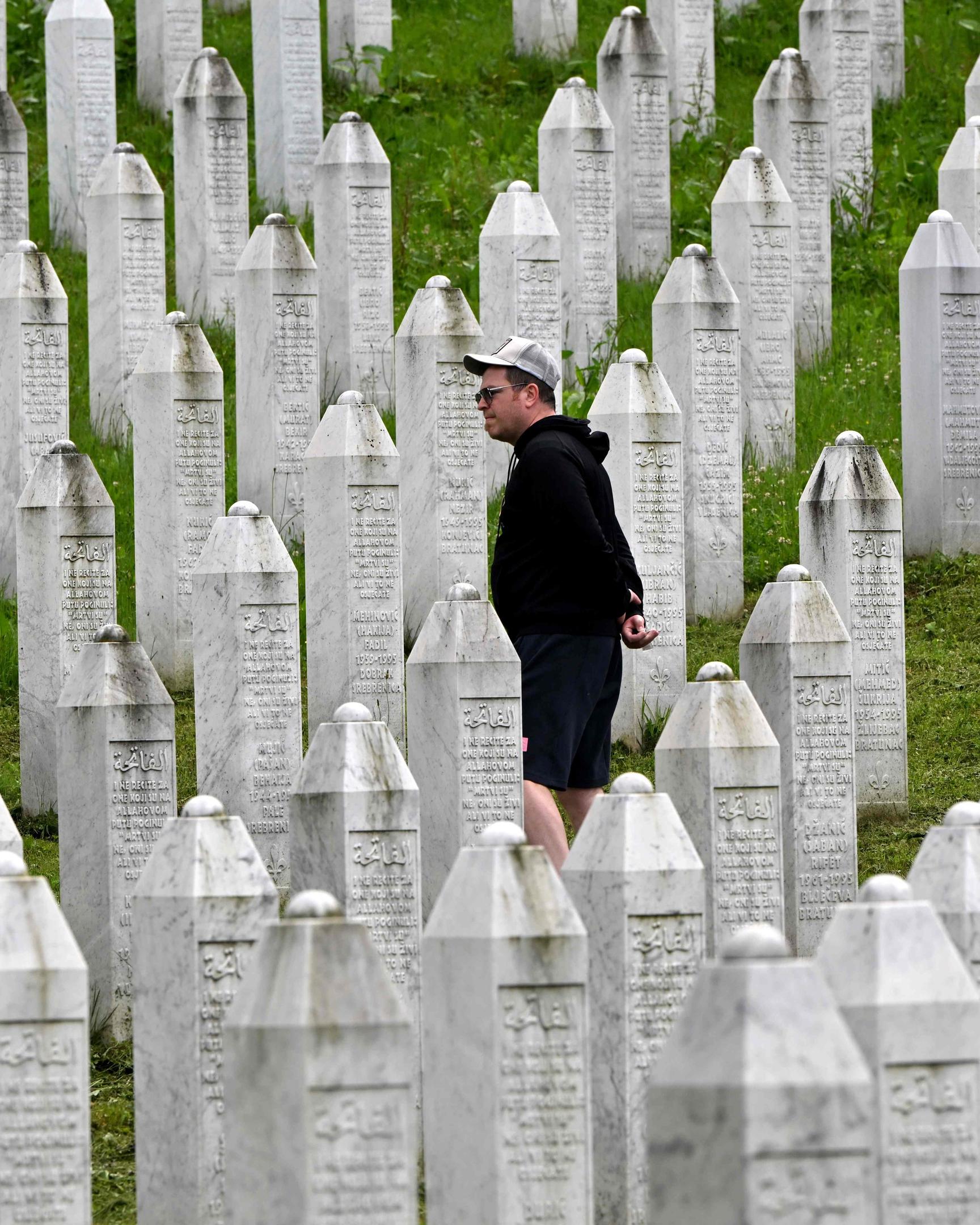 Binnen weniger Tage hatte die Armee der Republika Srpska 1995 bei der Stadt Srebrenica mehr als 8.000 muslimische Bosniaken ermordet.