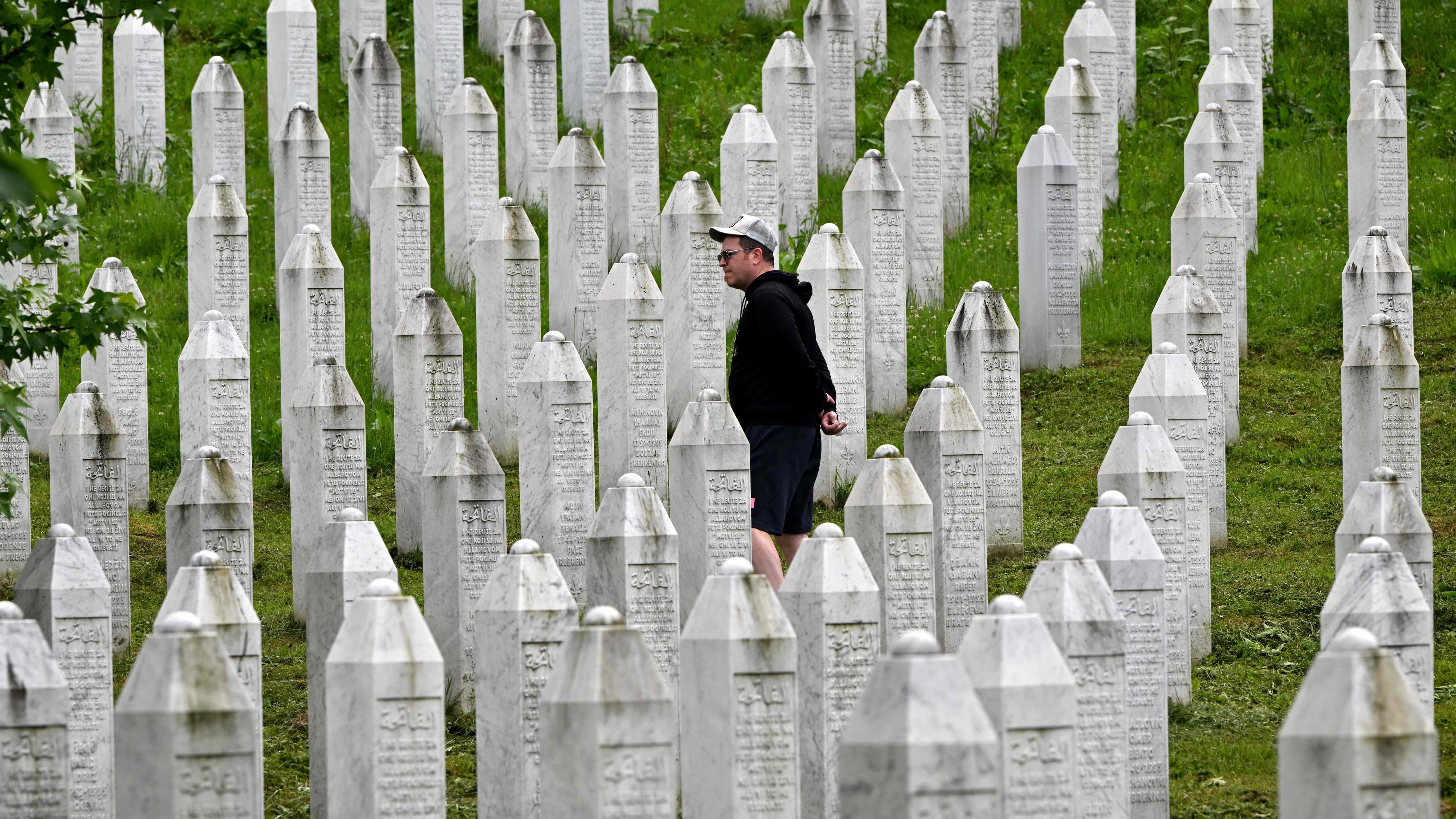 Binnen weniger Tage hatte die Armee der Republika Srpska 1995 bei der Stadt Srebrenica mehr als 8.000 muslimische Bosniaken ermordet.