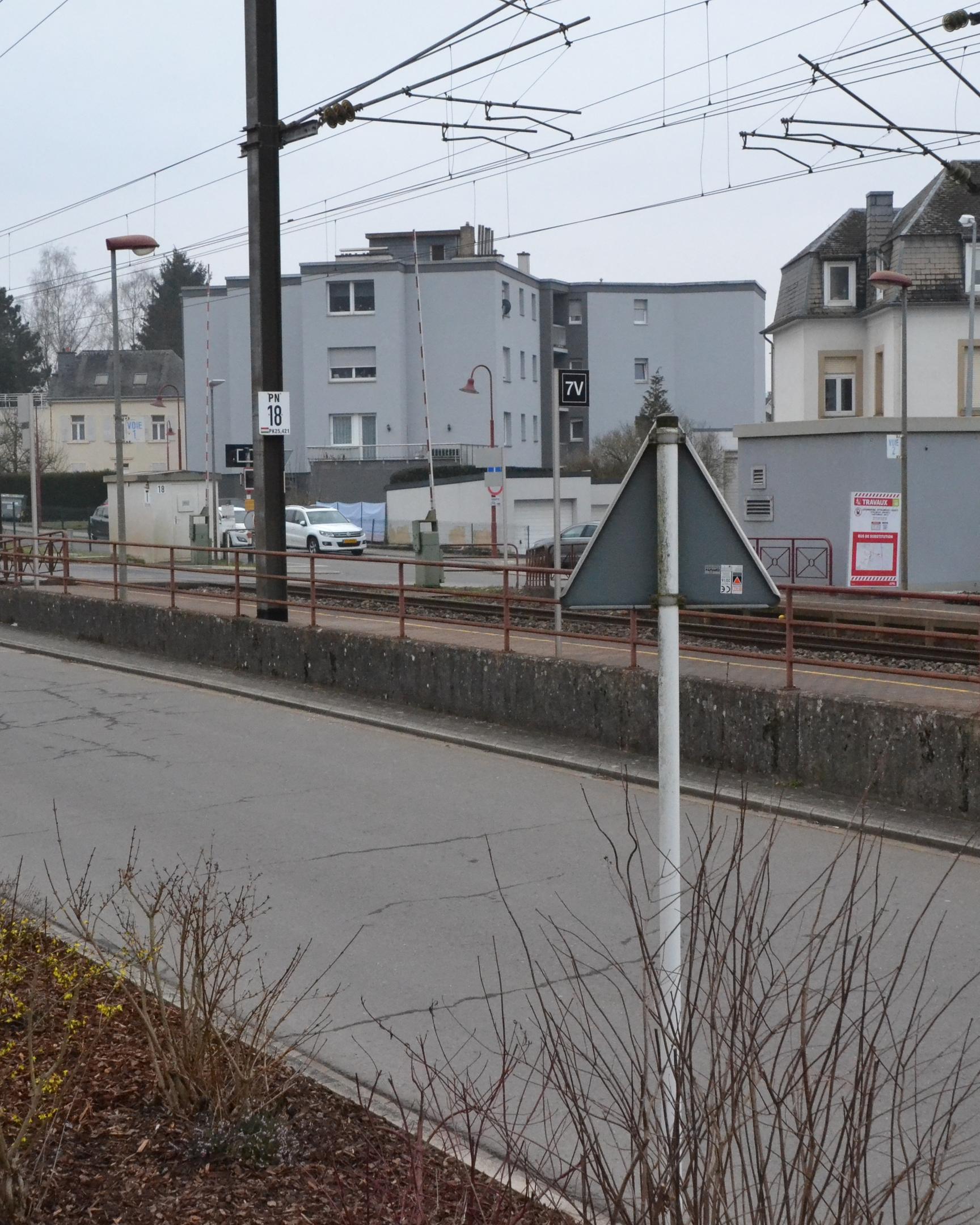 Die Bahnschranke in Heisdorf wird wohl noch längere Zeit bestehen bleiben. 
