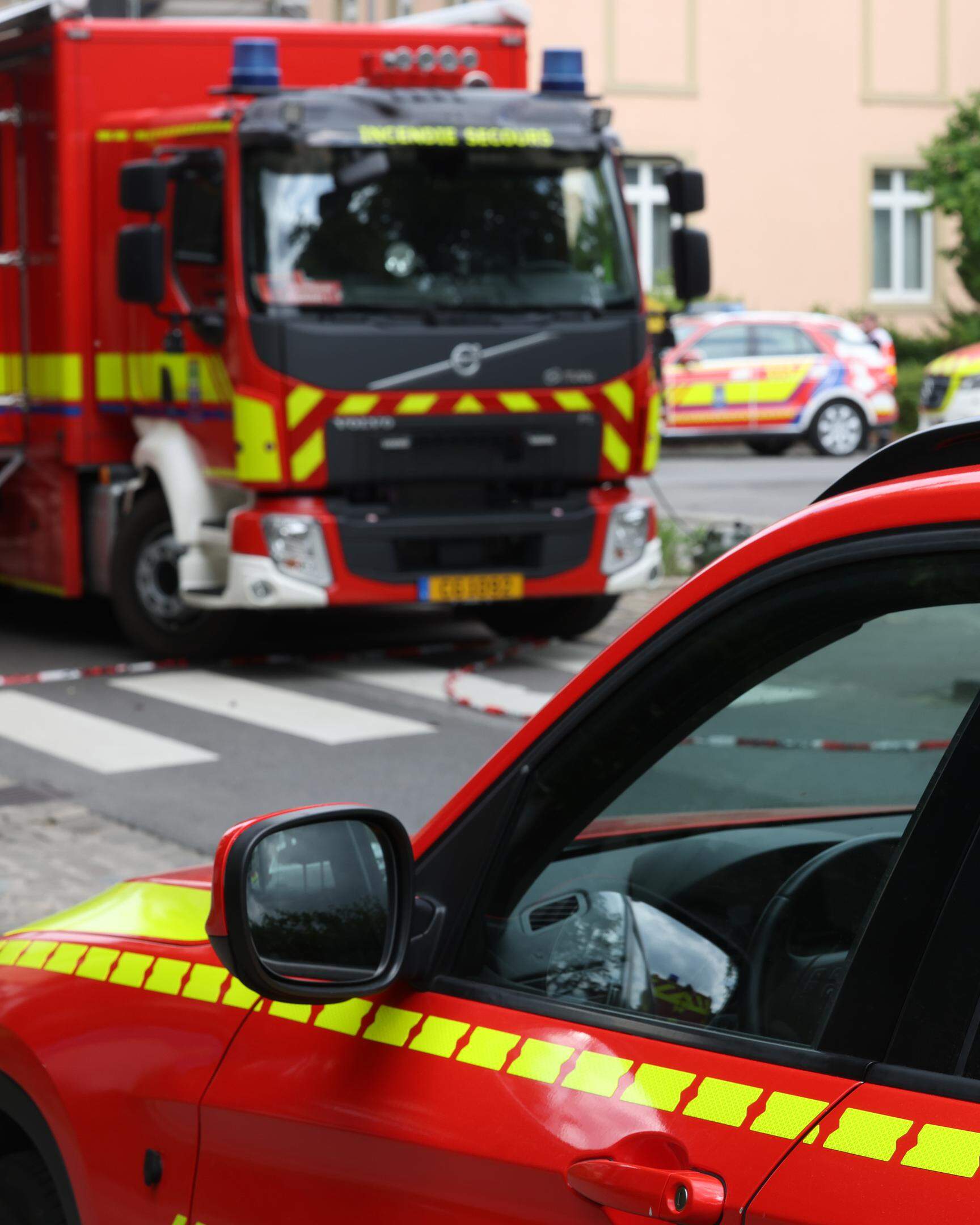 Homem rompe bloqueio da polícia com carro do Luxemburgo. Achava