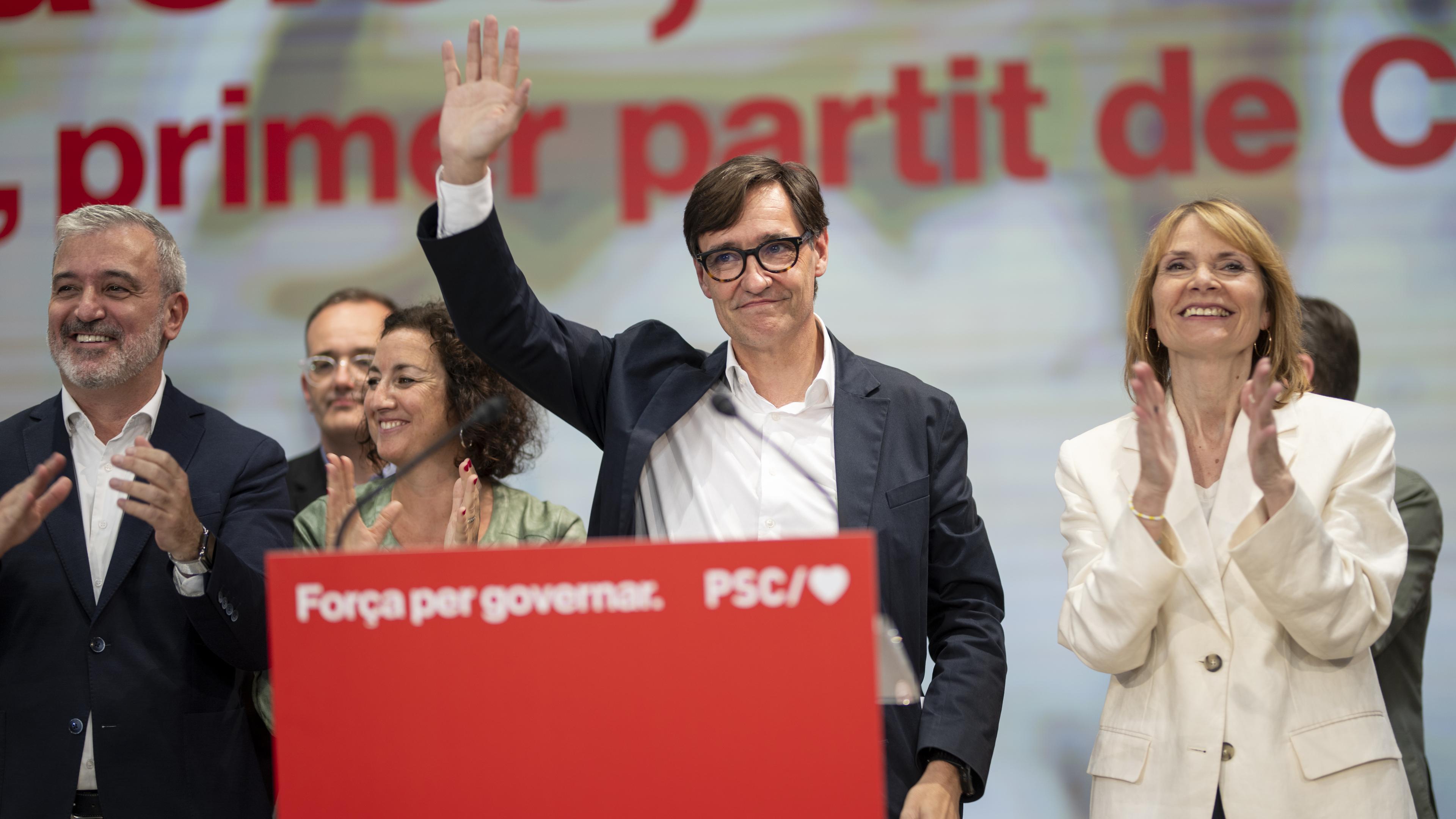 Salvador Illa (Mitte), Spitzenkandidat der spanischen Sozialisten bei der vorgezogenen Parlamentswahl in Katalonien.
