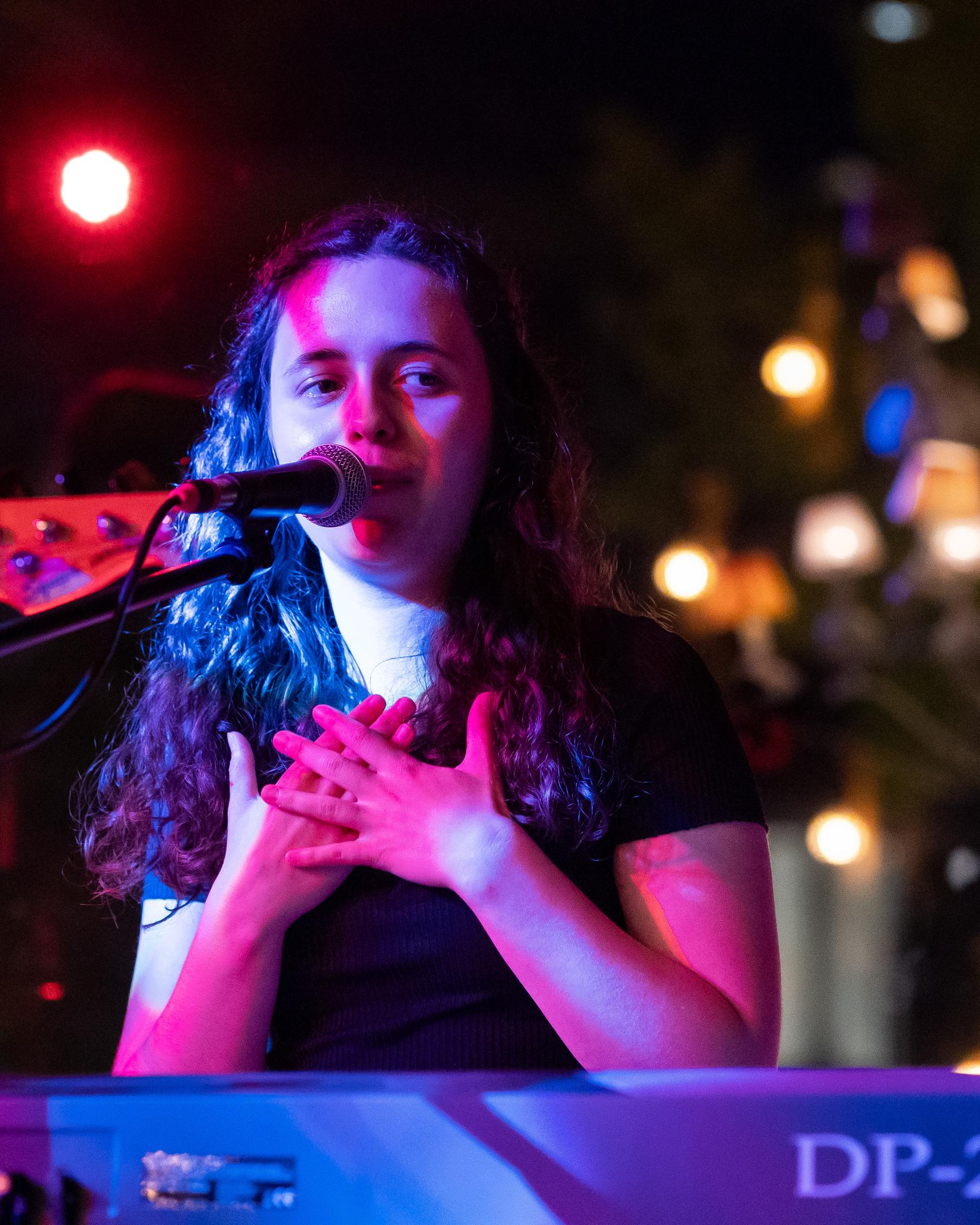 La, la, la ... Lara Grogan: Die 20jährige bei der Release-Party ihres ersten Albums im Restaurant „Come à la Maison“.