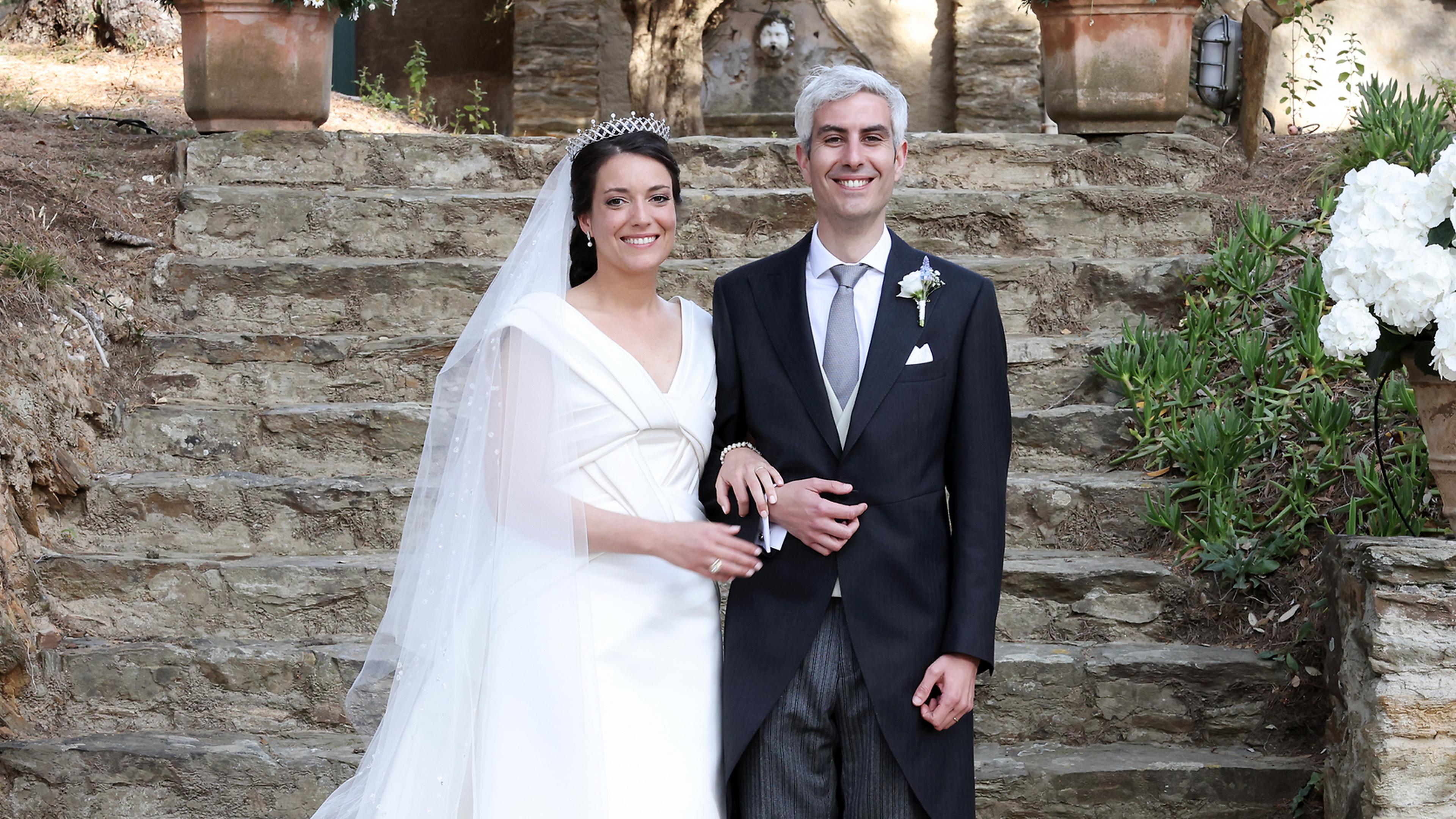 Das überglückliche Brautpaar posierte für eine offizielle Aufnahme nach der kirchlichen Trauung auf einer Steintreppe.