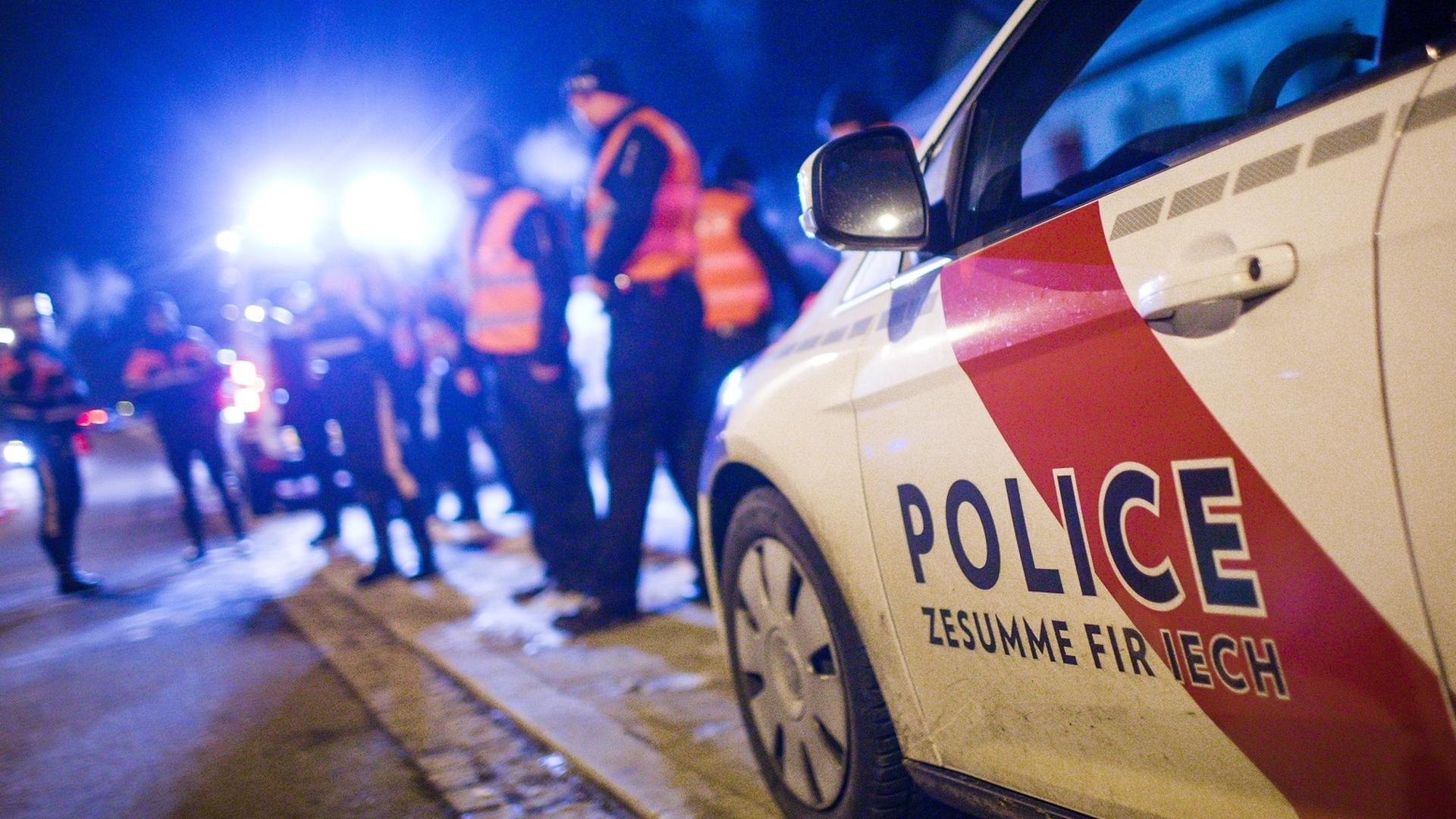 Die%20Polizei%20warnt%20davor%2C%20Anhalter%20mitzunehmen.
