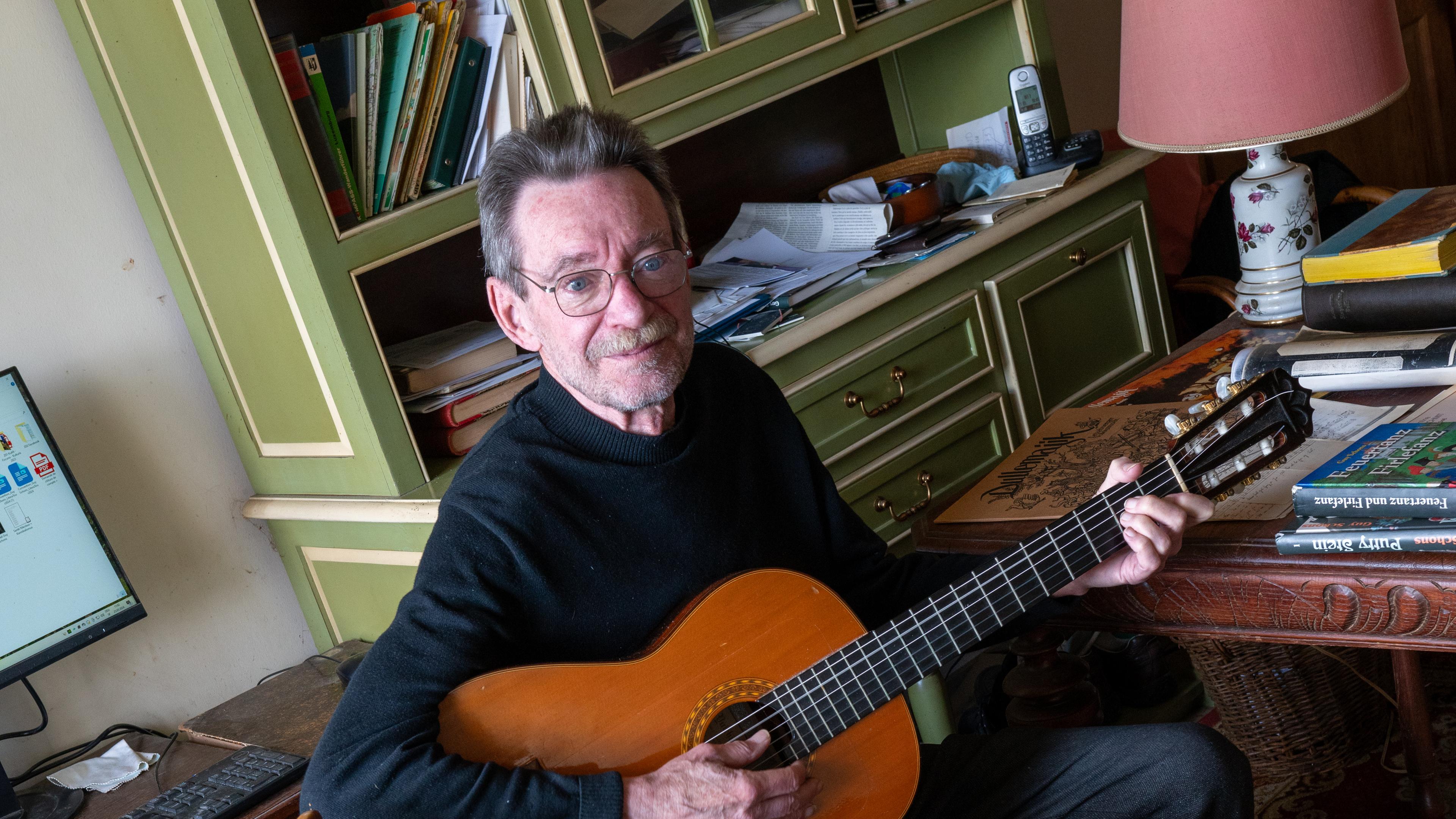 Guy Schons  in seinem Zuhause in Hollenfels. Sein Folk-Ensemble Dullemajik feiert nächstes Jahr sein 50. Jubiläum.
