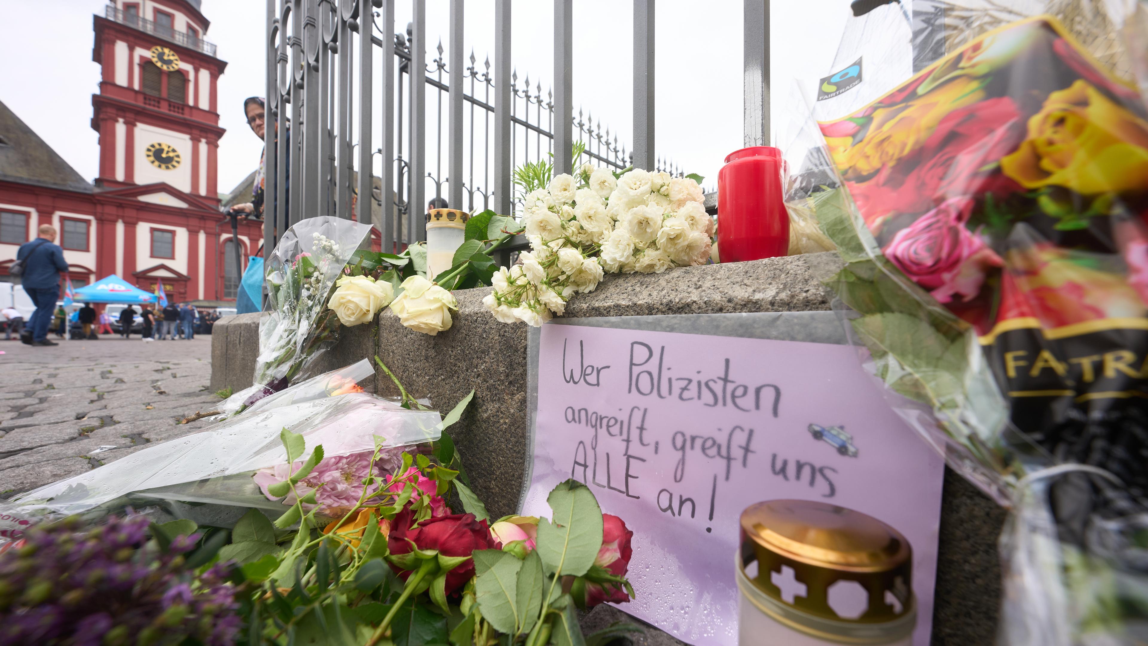 dpatopbilder - 02.06.2024, Baden-Württemberg, Mannheim: Nach der Messerattacke mit mehreren Verletzten in Mannheim erinnern Kerzen und Blumen an die Opfer. Foto: Thomas Frey/dpa +++ dpa-Bildfunk +++