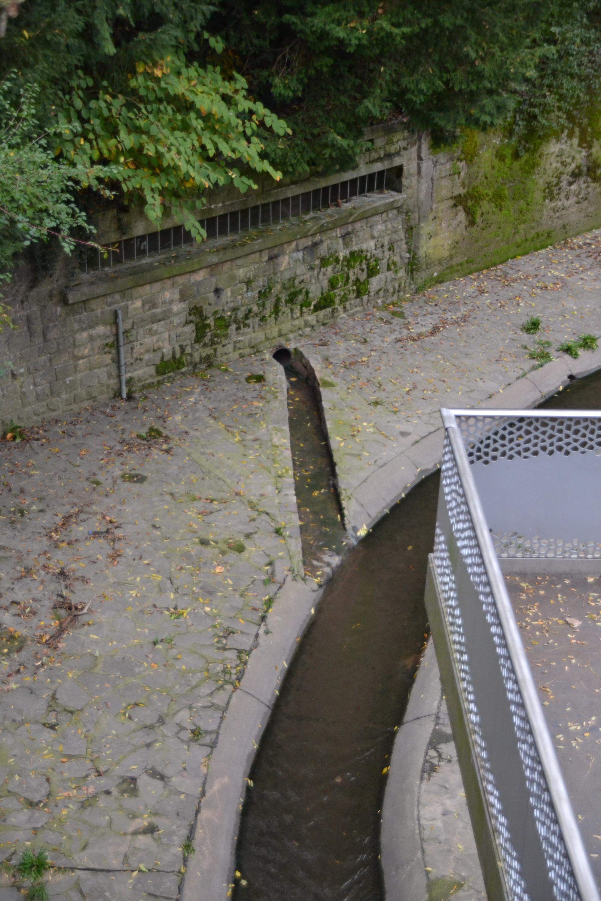 De ce puits près de la rue d'Anvers, beaucoup d'eau peut s'écouler dans la Pétrusse en cas de mauvais temps. 