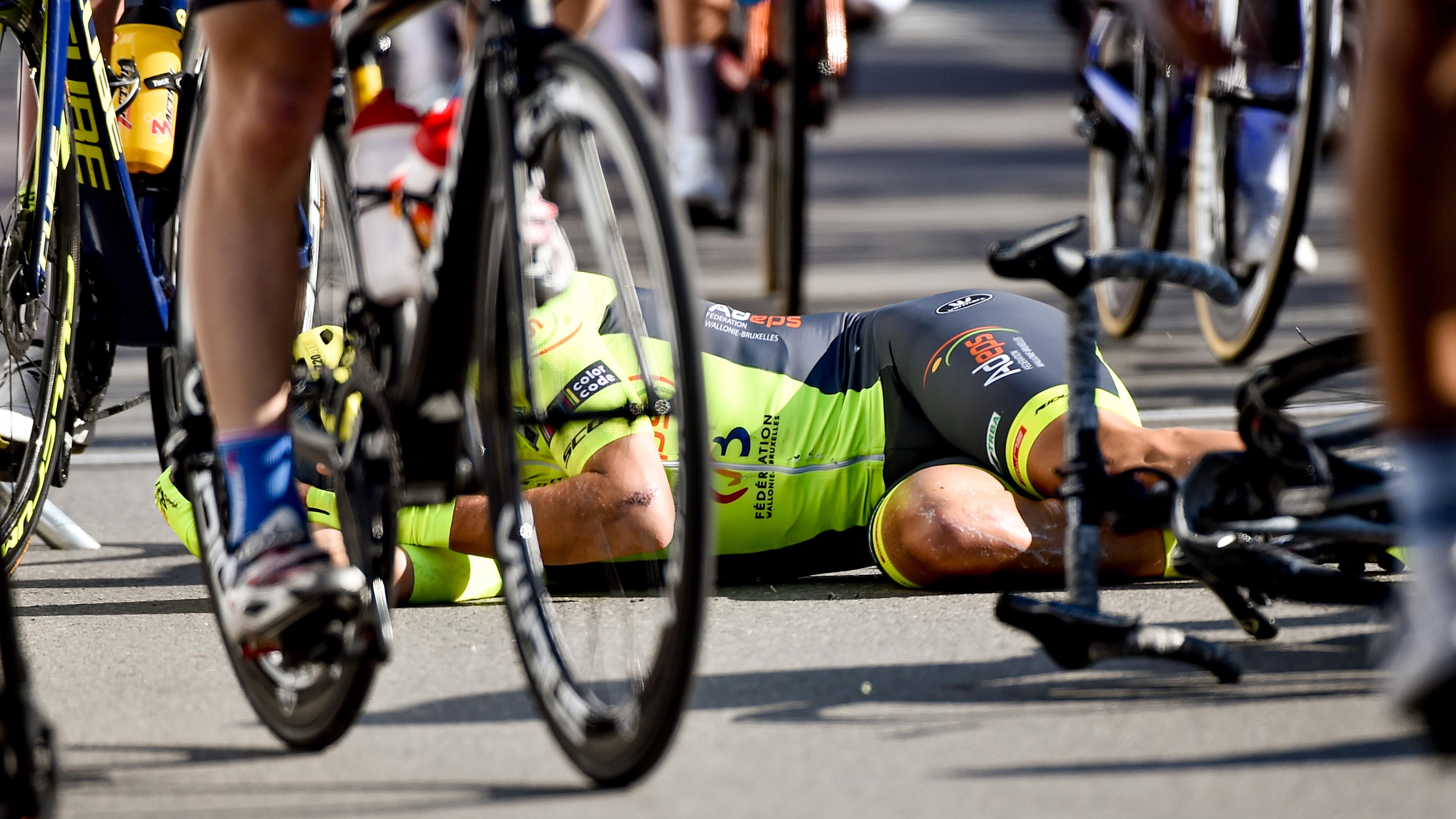 Justin Jules (F/Wallonie) stürzte schwer im Ziel - 1. Etappe - Luxemburg/Hautcharage - Skoda Tour de Luxembourg 2019 - Foto: Serge Waldbillig