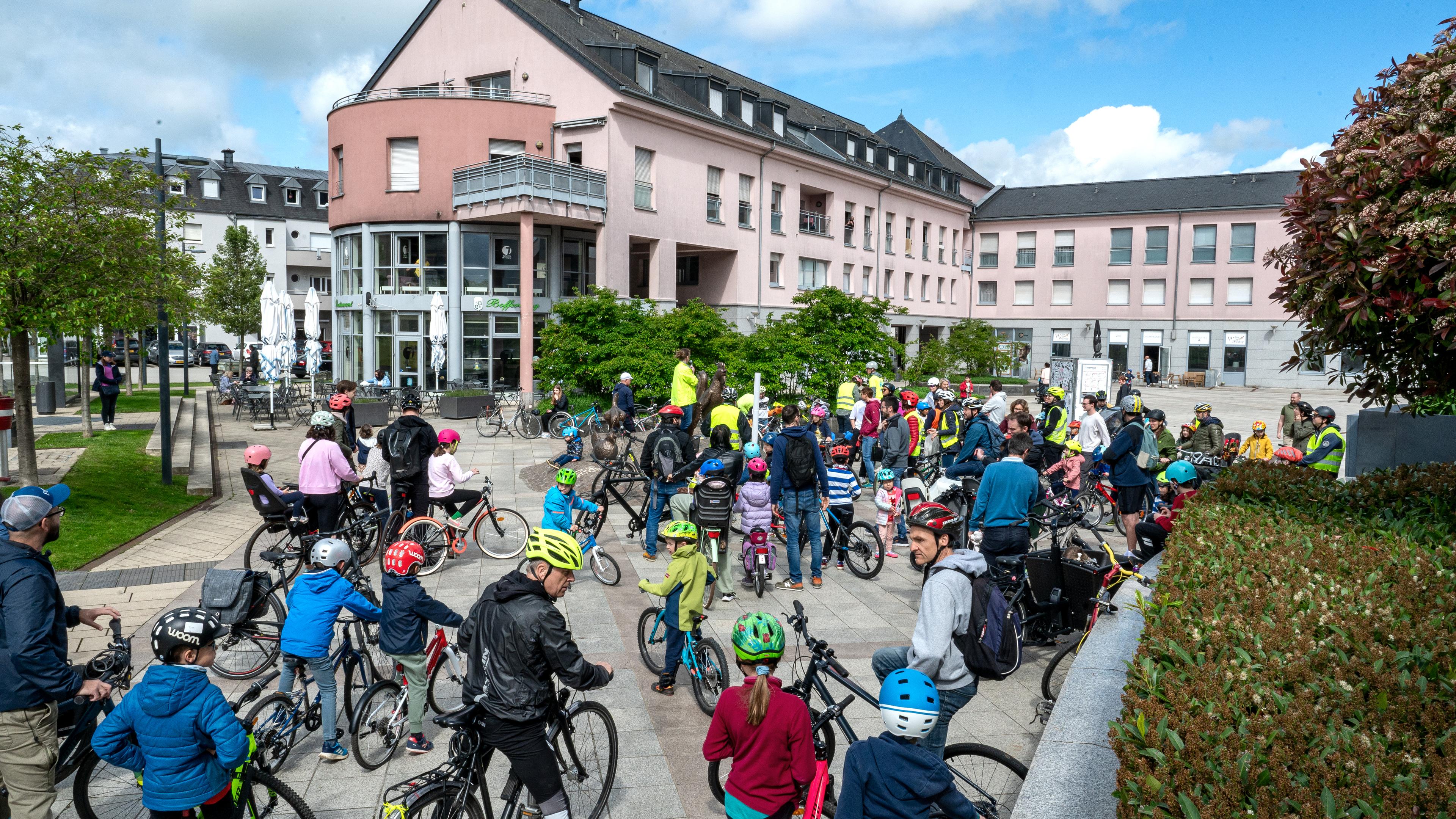 Rund 90 Menschen setzten sich am Sonntag für einen sicheren Fahrradweg zur Schule ein.