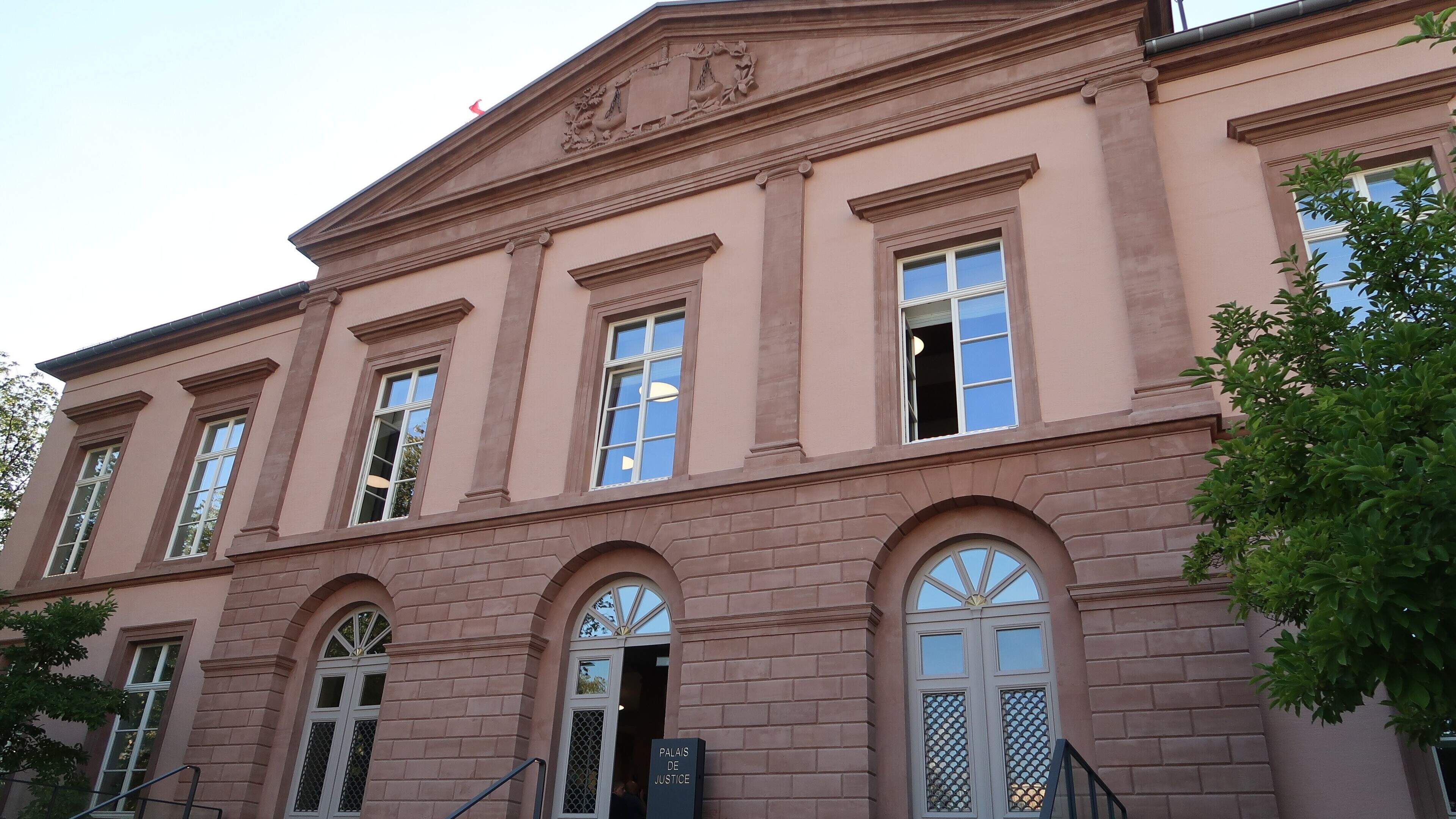 Ehemaliger Fußballnationalspieler wegen unlauterer Geldgeschäfte vor Gericht