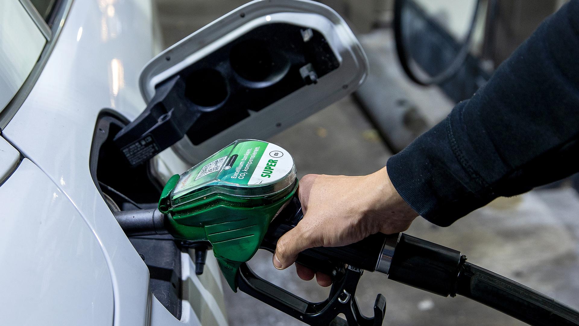 PRODUKTION%20-%2011.10.2021%2C%20Berlin%3A%20Ein%20Autofahrer%20tankt%20ein%20Auto%20mit%20Benzin%20Super%20E5%20an%20einer%20Tankstelle%20des%20Mineral%C3%B6lkonzerns%20Total%20in%20der%20Chausseestrasse.%20Statistisches%20Bundesamt%20gibt%20am%2013.10.2021%20In