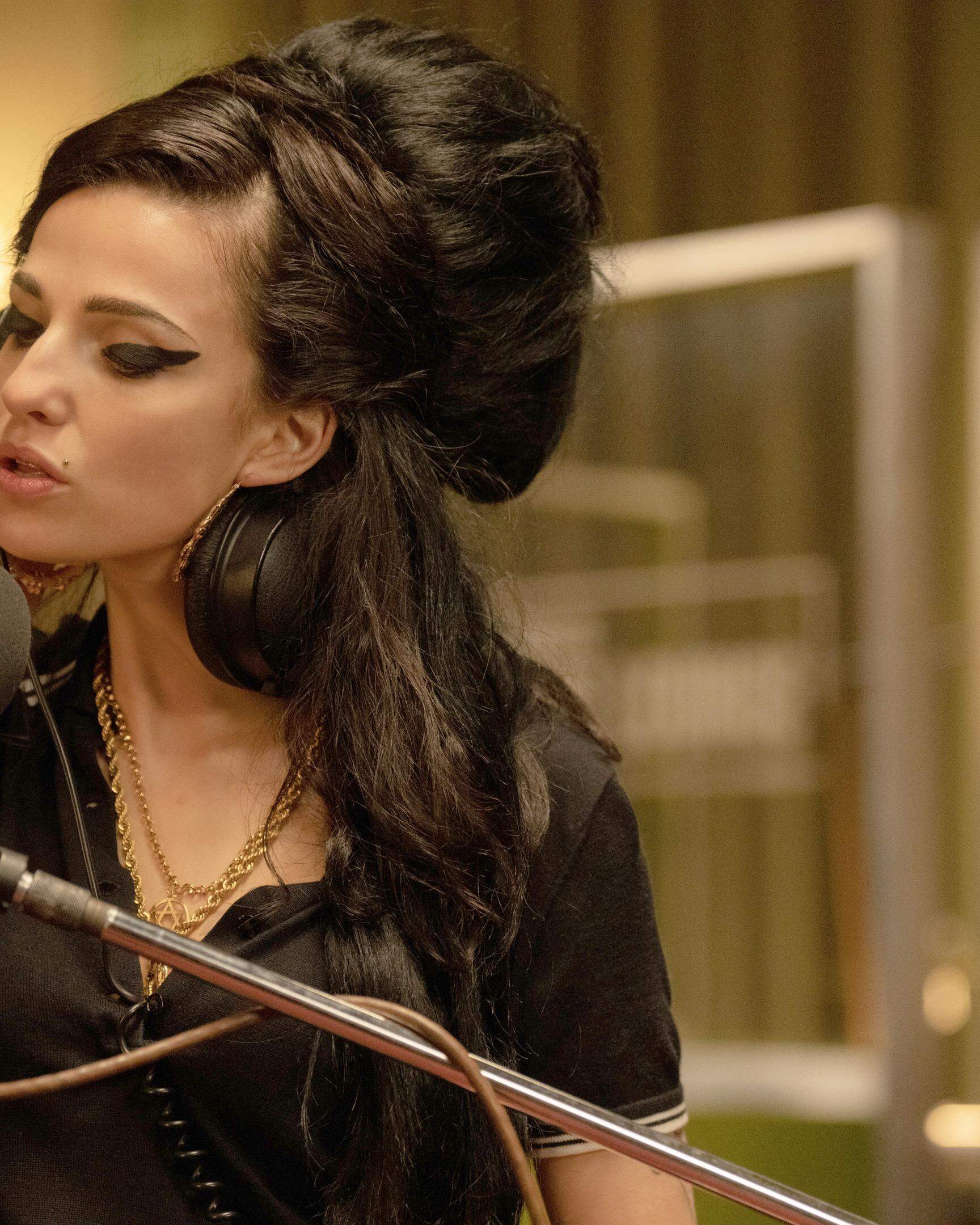 Marisa Abela überzeugt in „Back to Black“ als Amy Winehouse. Auch wenn der Film recht oberflächlich ist, verfügt er doch über starke Momente.