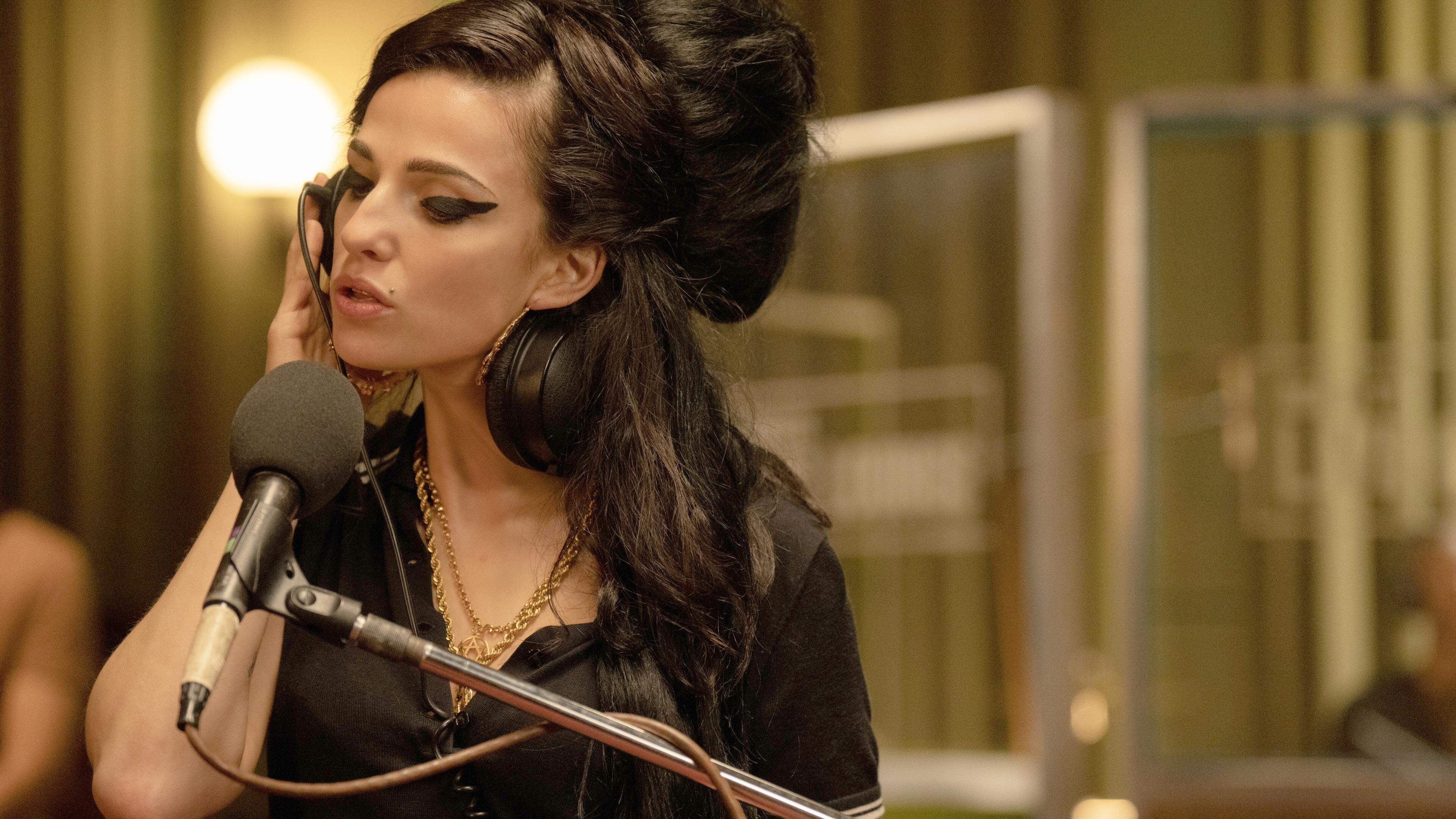 Marisa Abela überzeugt in „Back to Black“ als Amy Winehouse. Auch wenn der Film recht oberflächlich ist, verfügt er doch über starke Momente.