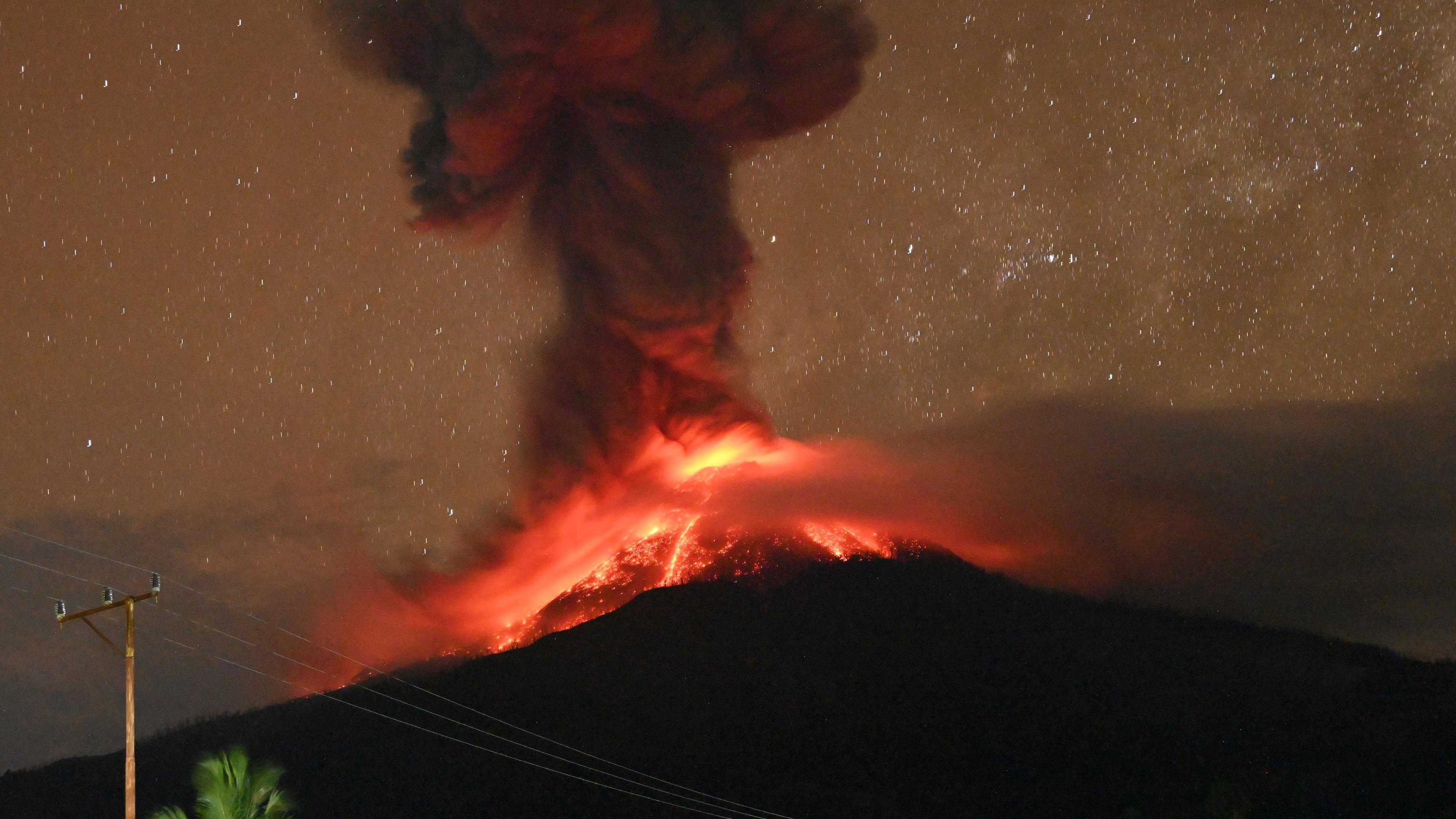 Indonesia: Highest alarm level for volcano Lewotobi Laki-Laki