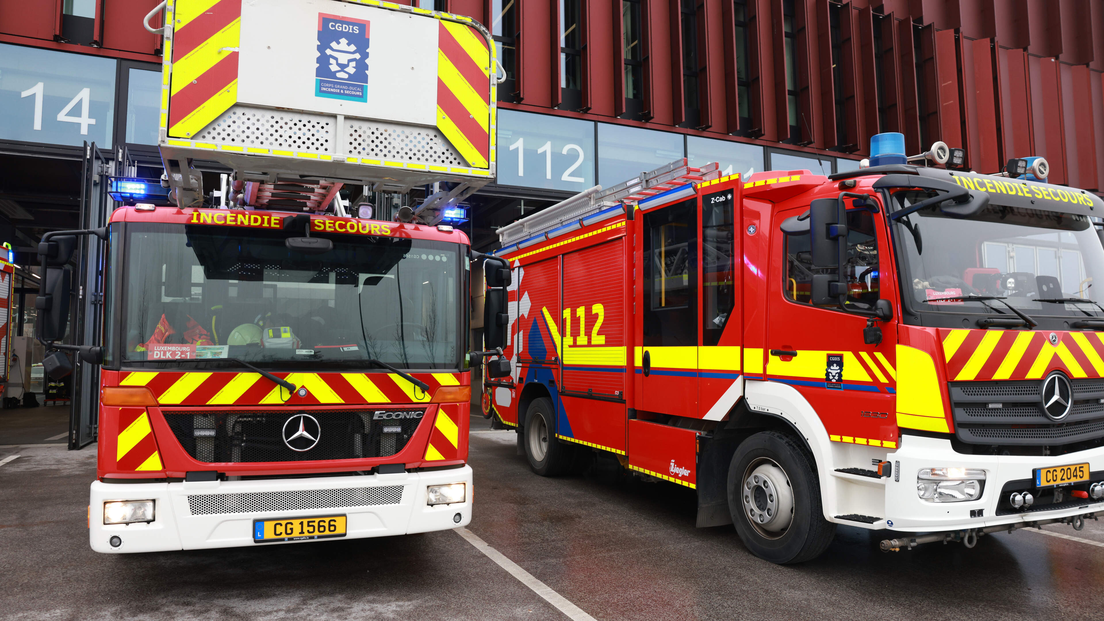 Küchenbrand in Kirchberg: Feuerwehr rettet drei Personen per Drehleiter