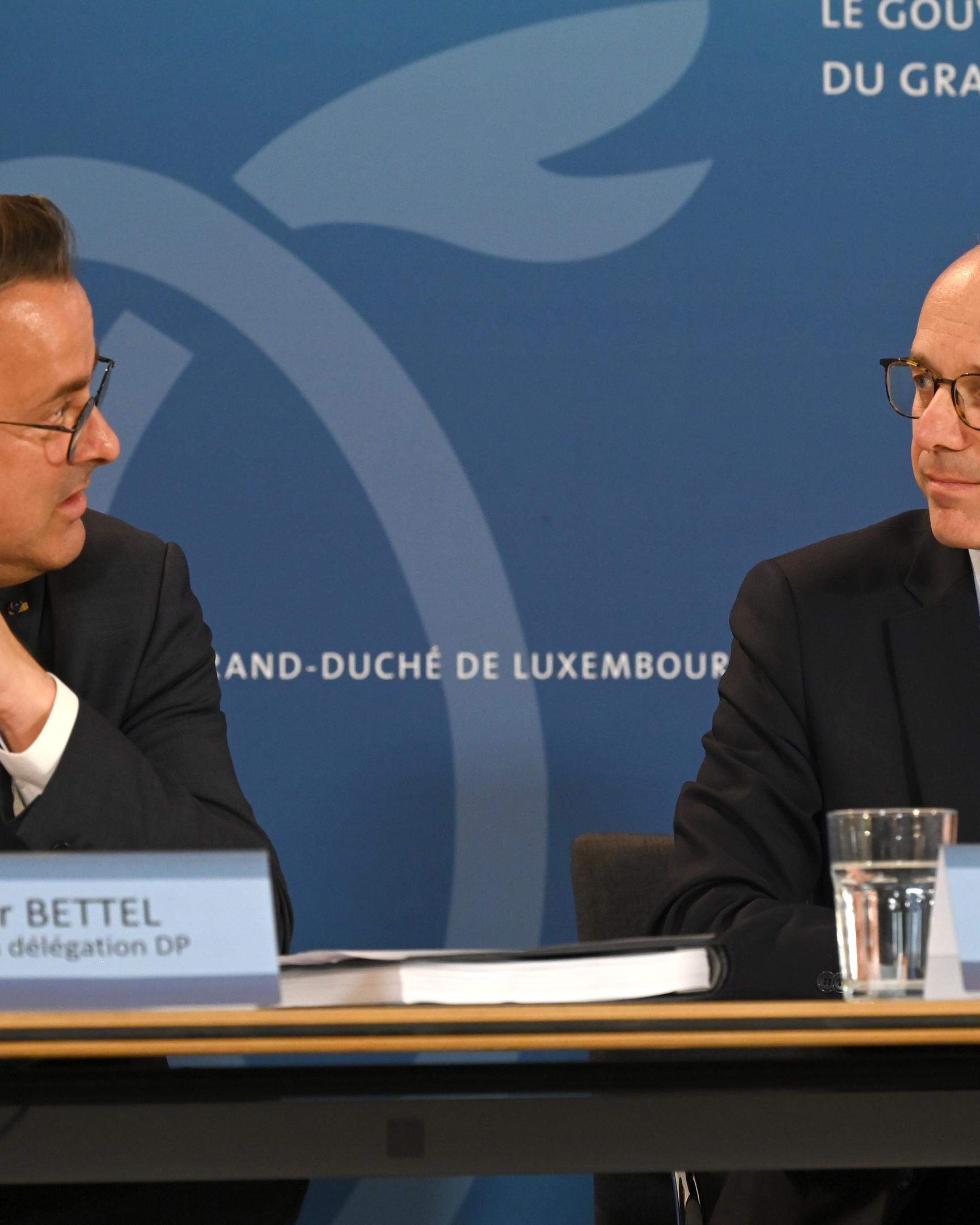 Gegen Mehrheitsentscheidungen in der Steuerpolitik: Außenminister Xavier Bettel (DP) und Premier Luc Frieden (CSV). 