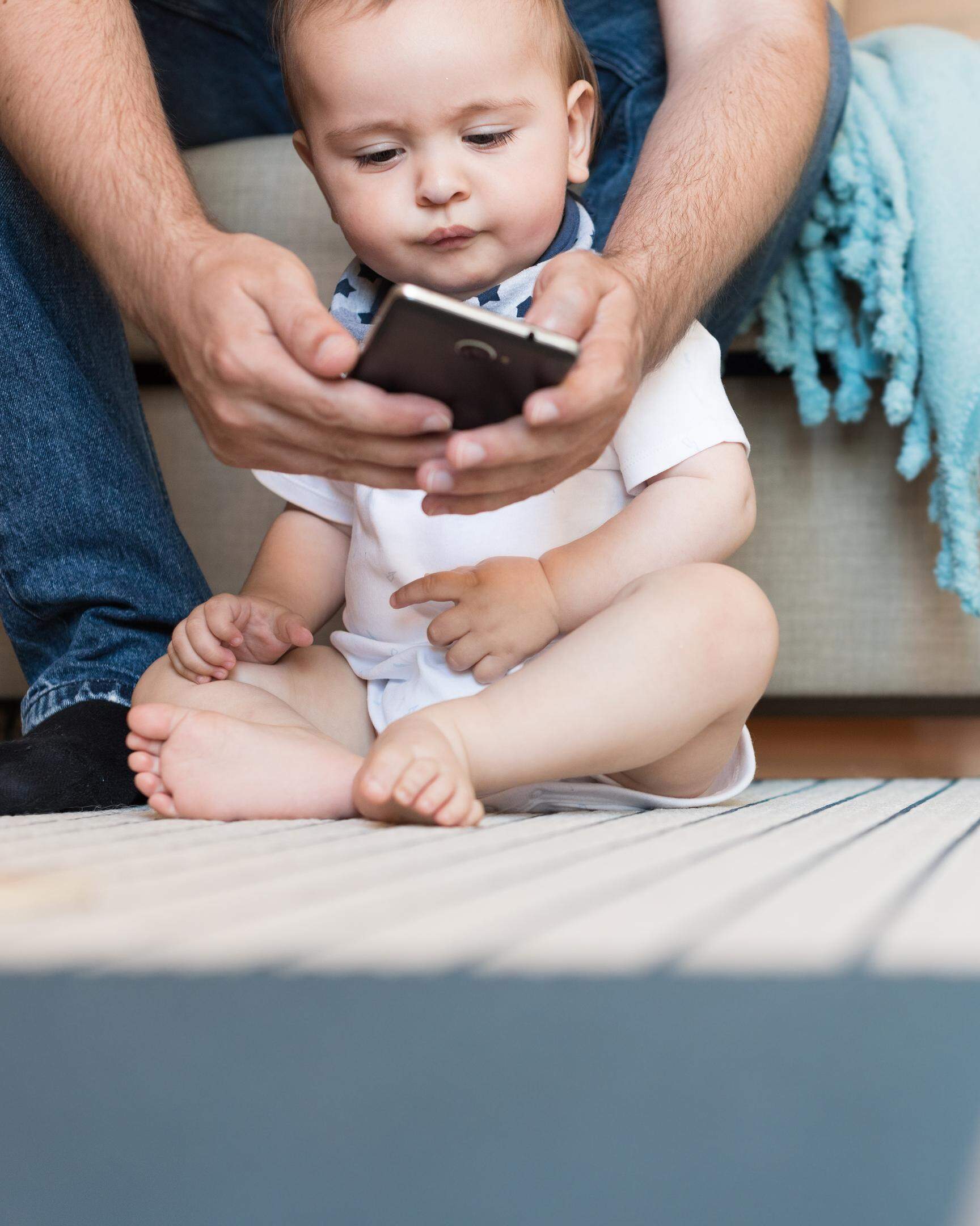 Viele Menschen verbringen zu viel Zeit an ihrem Smartphone. Mittlerweile zählen dazu auch immer häufiger Kleinkinder ab circa zwei Jahren.