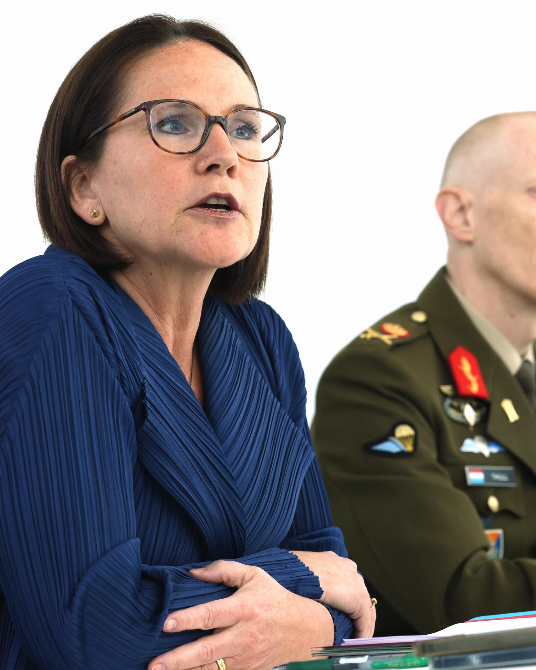Verteidigungsministerin Yuriko Backes (DP, l.) und Armee-Chef General Steve Thull bei der Vorstellung des Gesetzesentwurfs für Beschaffung von neuem Gerät für das binationale Aufklärungsbataillon.