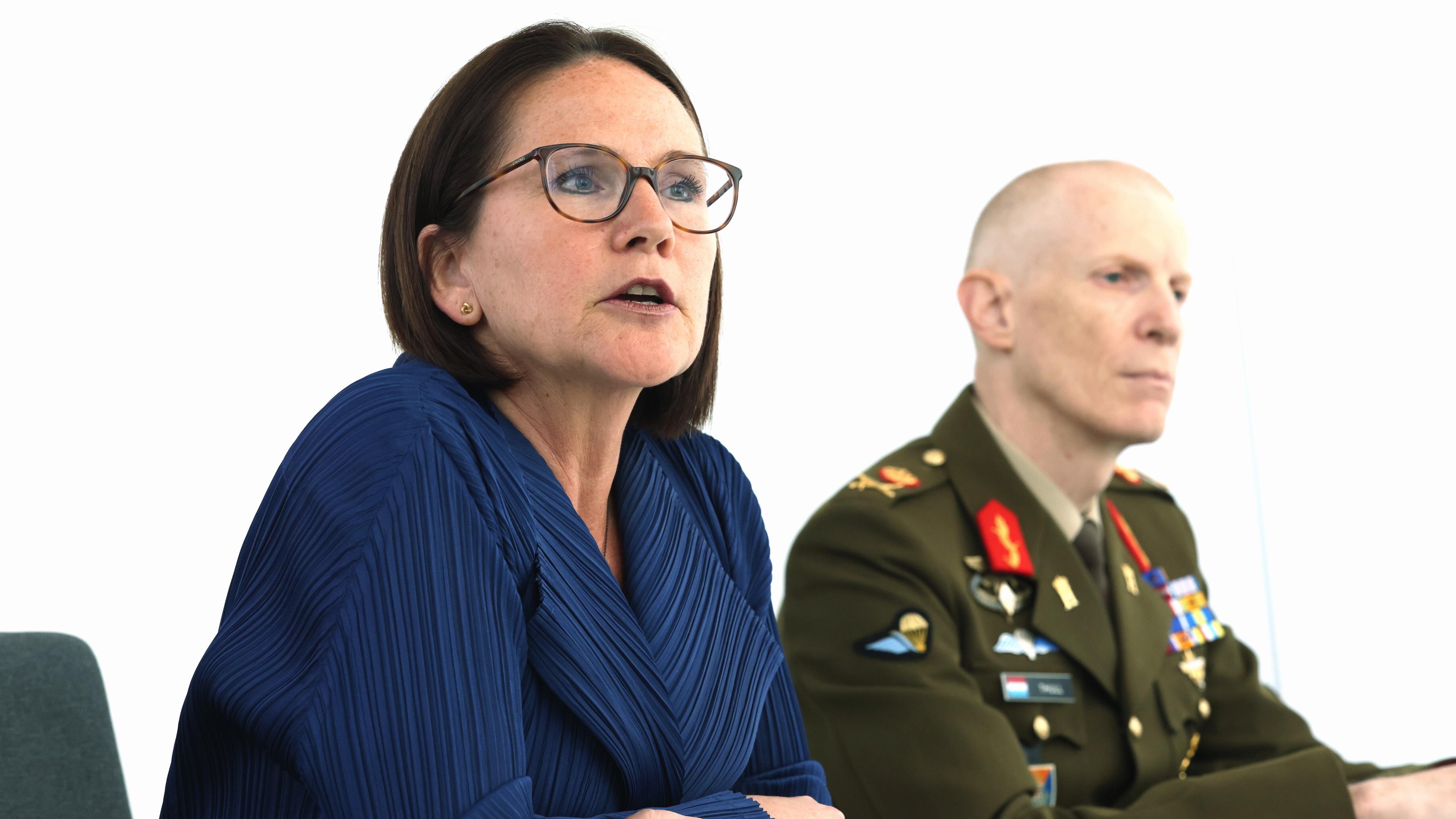 Verteidigungsministerin Yuriko Backes (DP, l.) und Armee-Chef General Steve Thull bei der Vorstellung des Gesetzesentwurfs für Beschaffung von neuem Gerät für das binationale Aufklärungsbataillon.