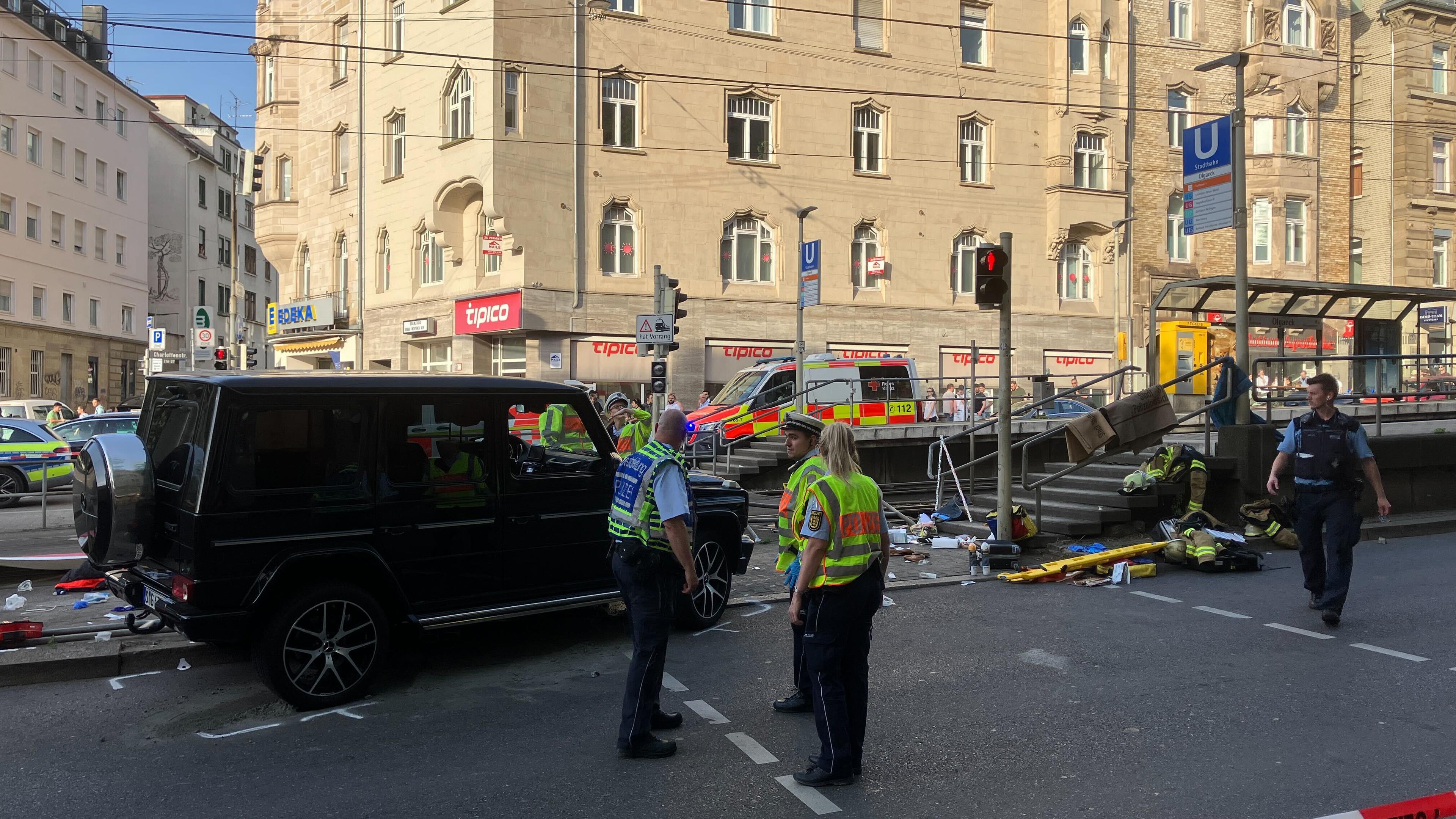 Auto fährt in Stuttgart in Personengruppe    