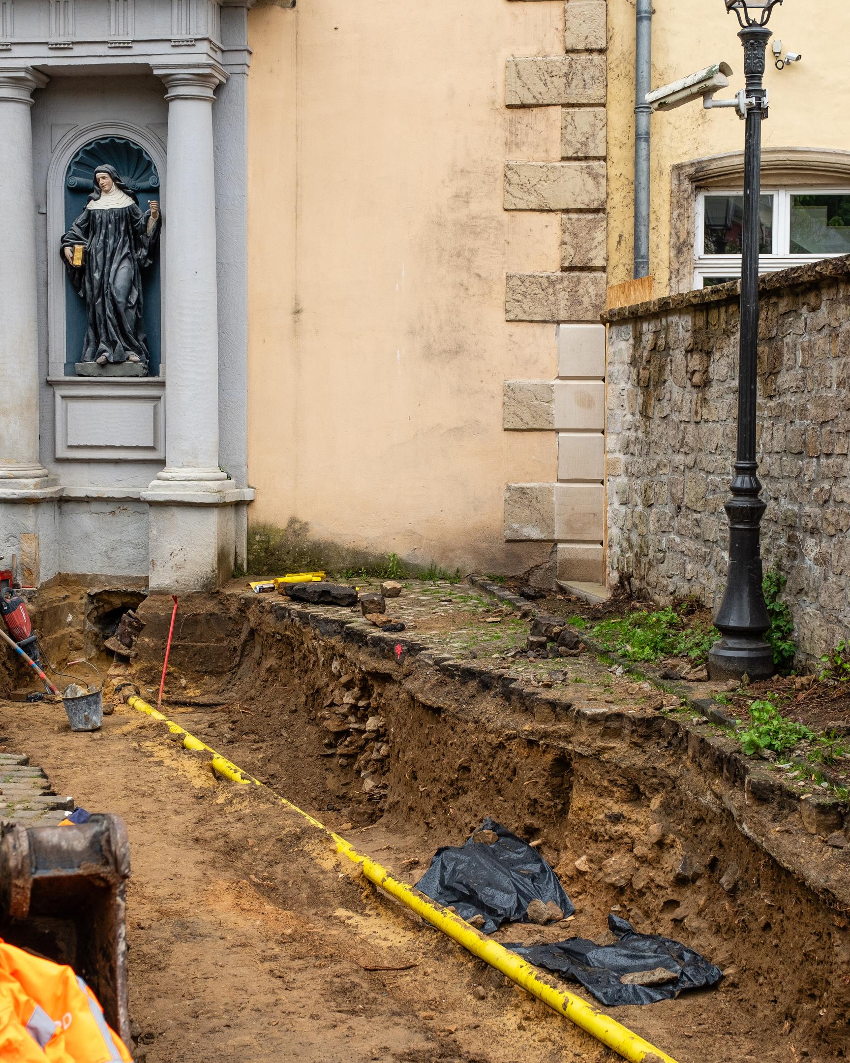Skelett Fund, unter den schwarzen Planen befinden sich vermutlich die menschlichen Übereste des Fundes, 15. Mai 2024, Foto: Laurent Sturm