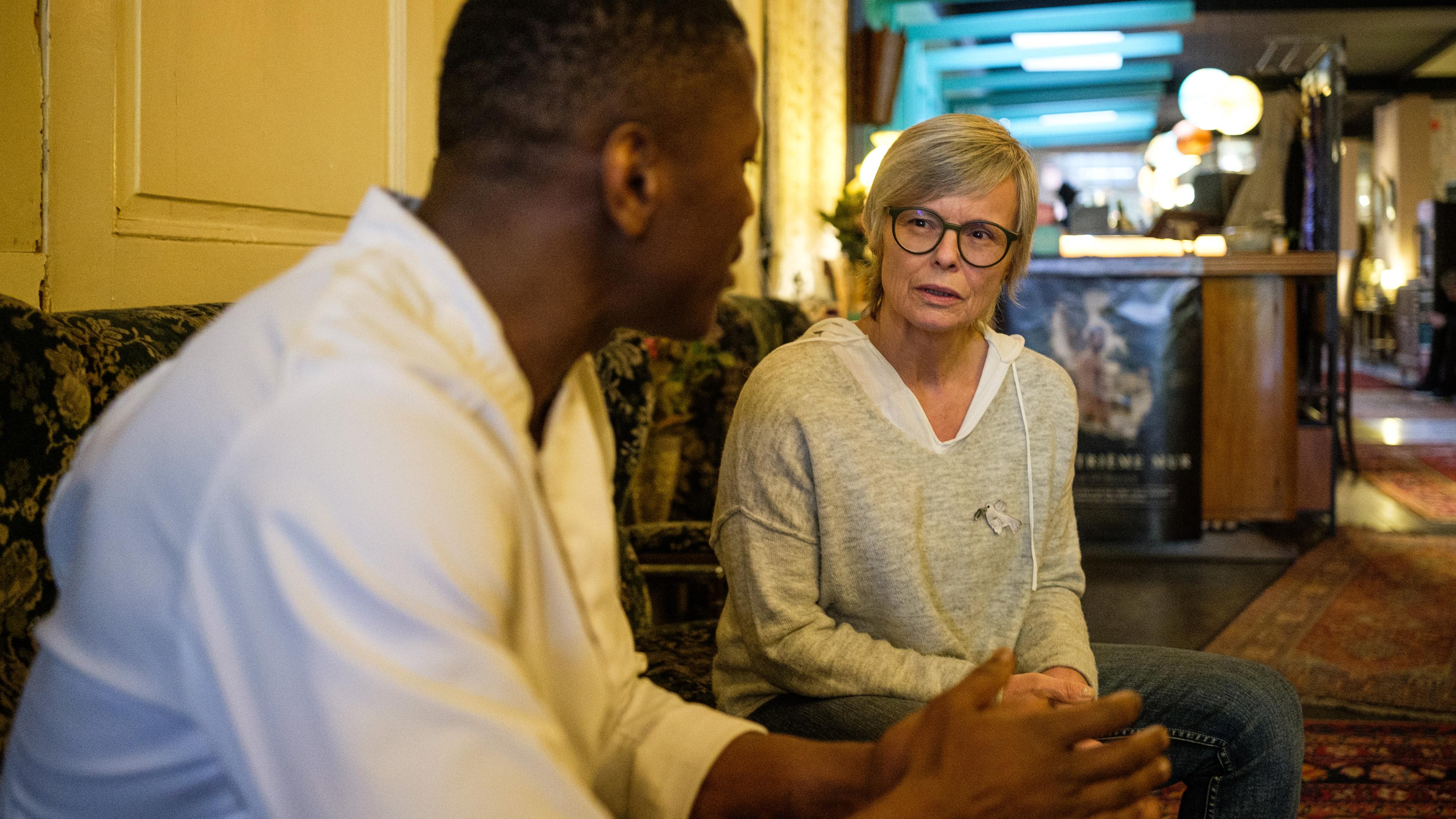 Marianne Donven im Gespräch mit ihrem Mitarbeiter Aboubacar, der auf eine Anerkennung in Luxemburg hofft.