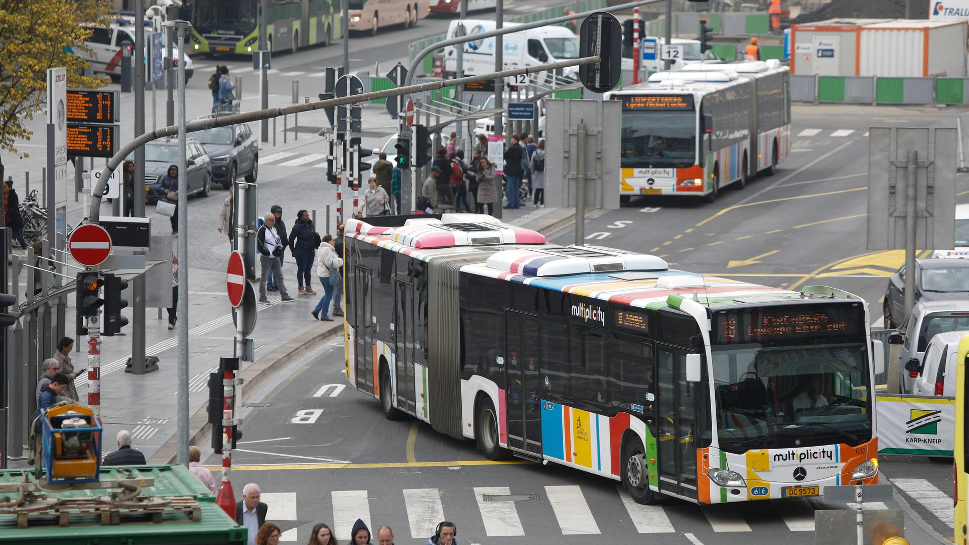 Insgesamt fahren für die „Autobus de la Ville de Luxembourg“ aktuell 379 Fahrer auf 143 Bussen durch die Hauptstadt und bedienen tagtäglich 777 Bushaltestellen.