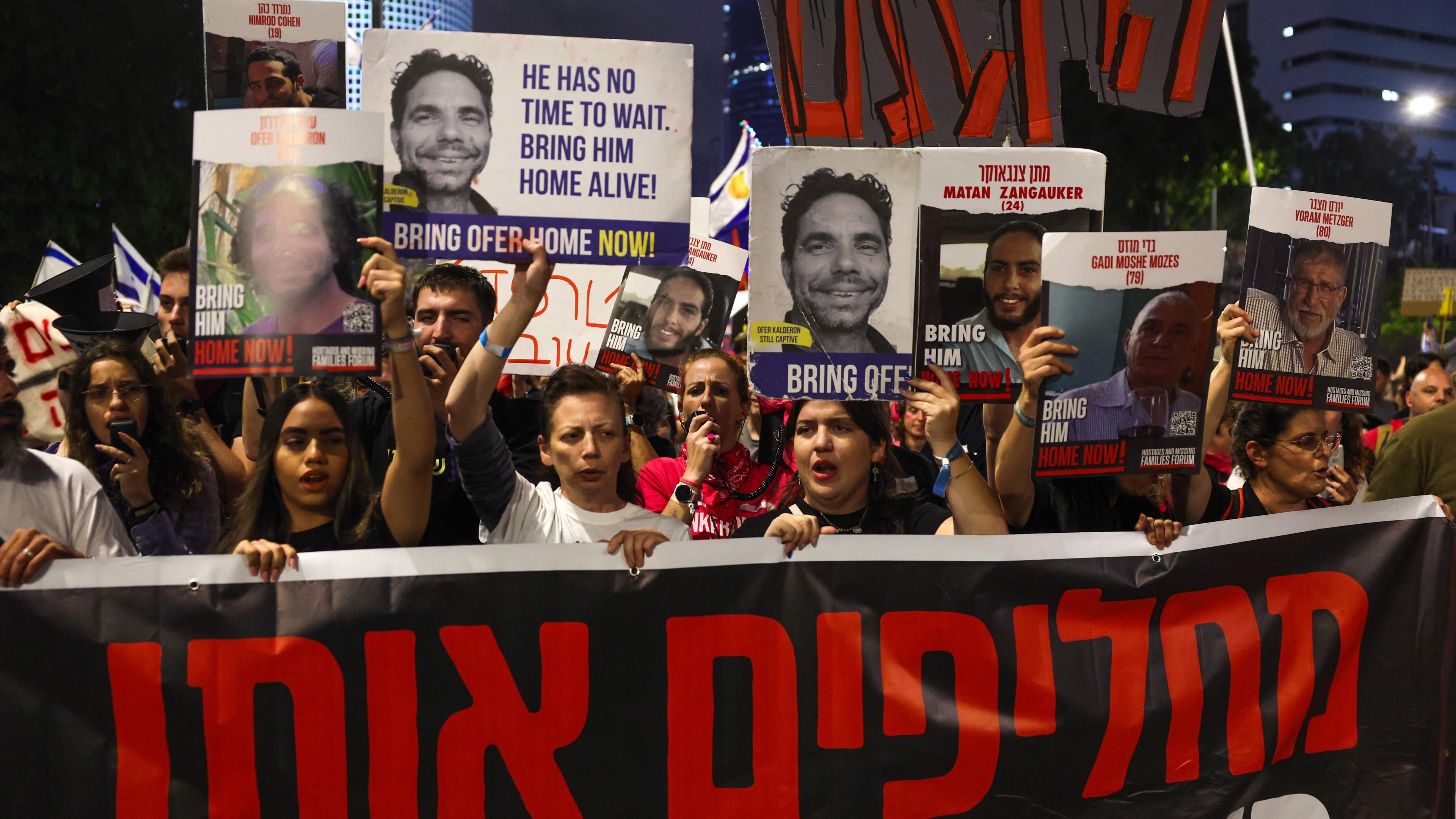 Angehörige von israelischen Geiseln demonstrierten am Samstag in Tel Aviv für deren Freilassung.