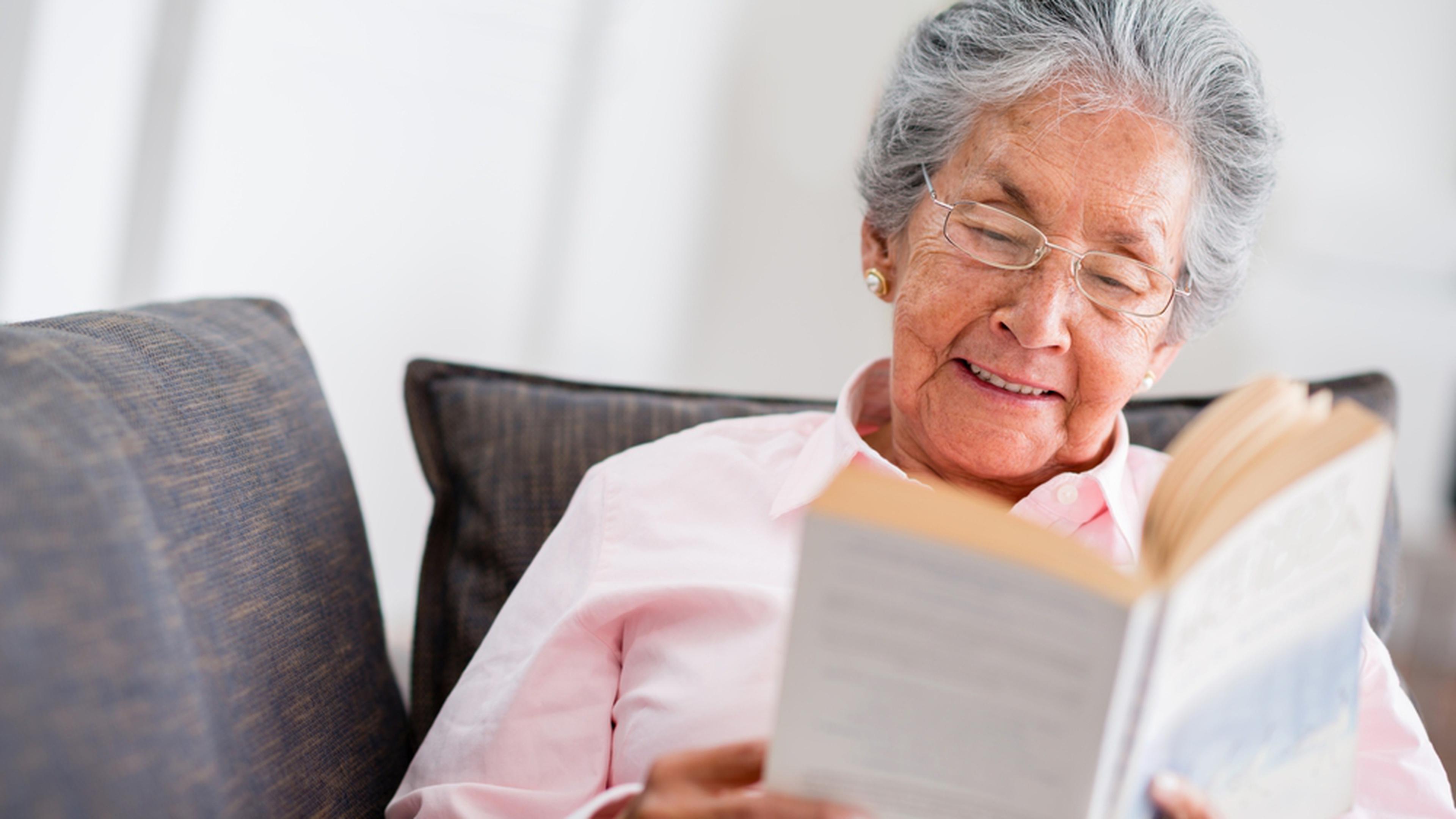 Пенсионерка читать. Пожилые люди. Чтение для пожилых. Пожилого человека. Пенсионеры читают.