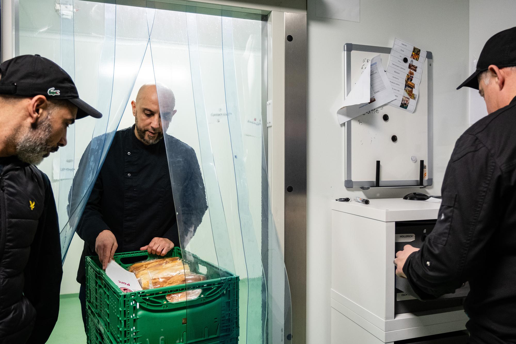 Tous les produits alimentaires sont soumis à des contrôles stricts. Ainsi, les pains doivent également quitter le "caddy" à une certaine température. 