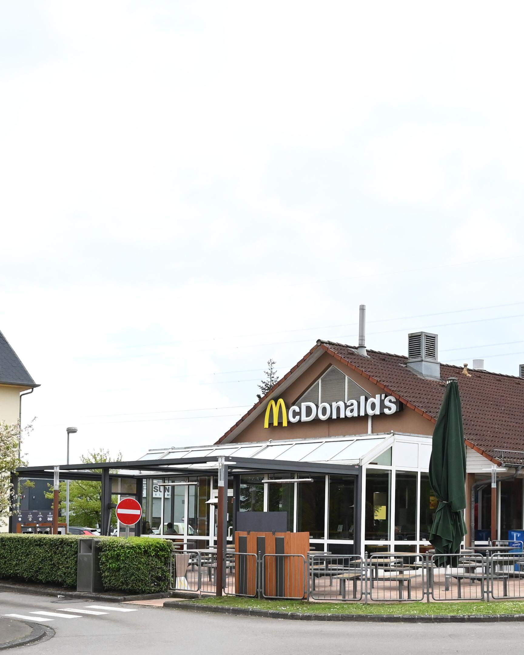 McDonald‘s prägt das Bild bei der Einfahrt in das Gewerbegebiet von Foetz.