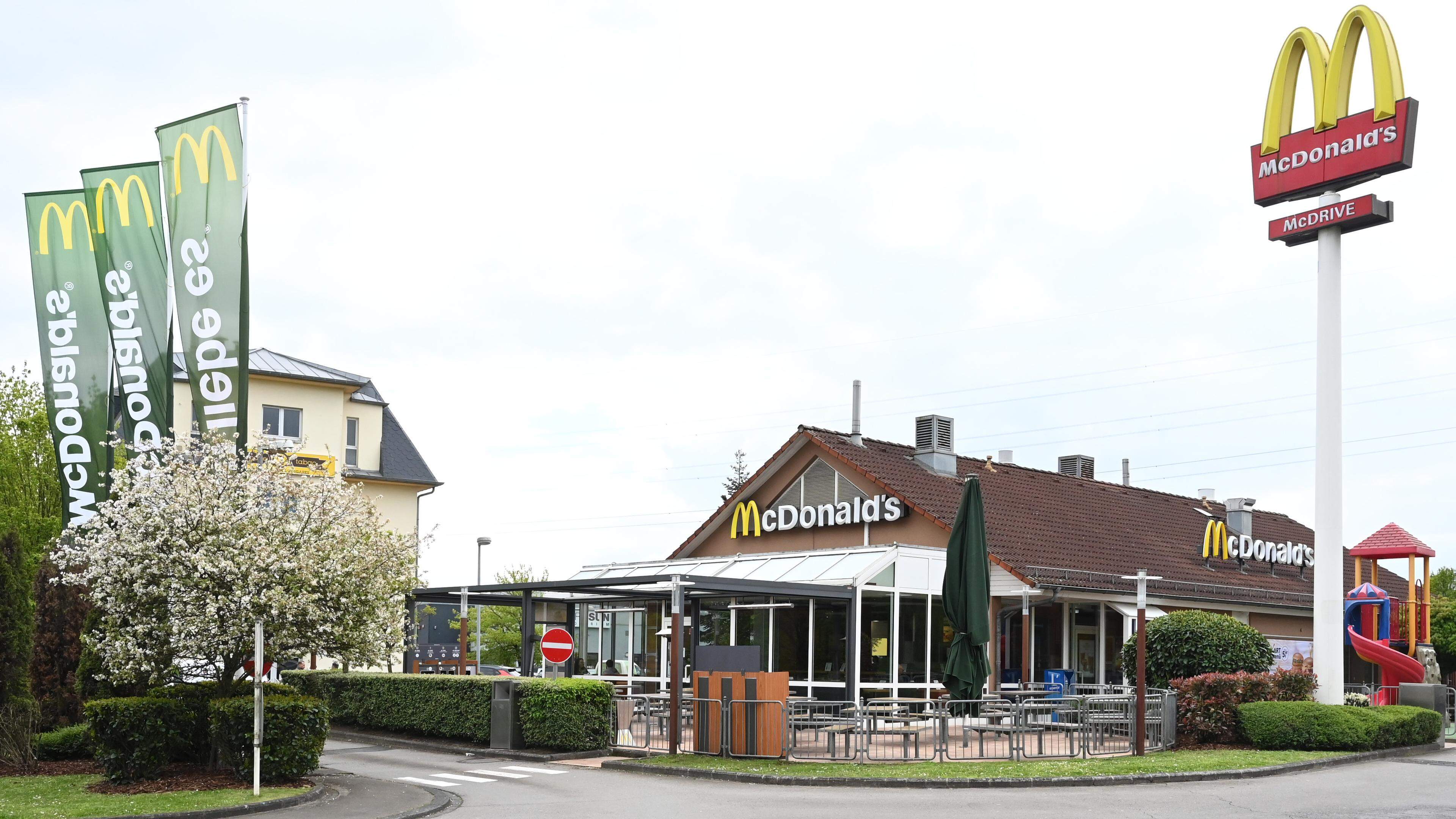 McDonald‘s prägt das Bild bei der Einfahrt in das Gewerbegebiet von Foetz.