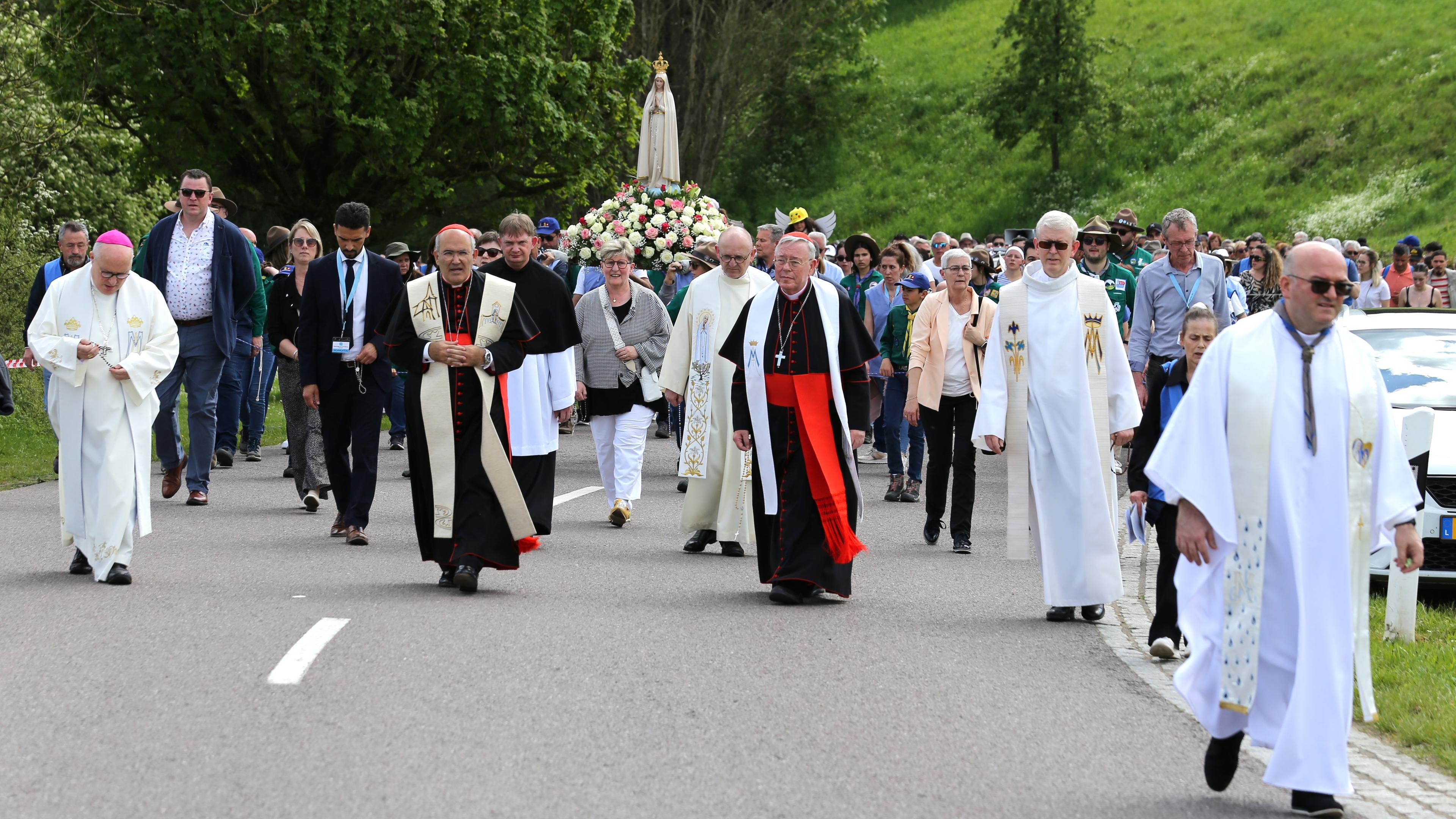Gläubige aus dem In- und Ausland zogen am Donnerstag zum Gnadenbild der Notre-Dame de Fátima. 