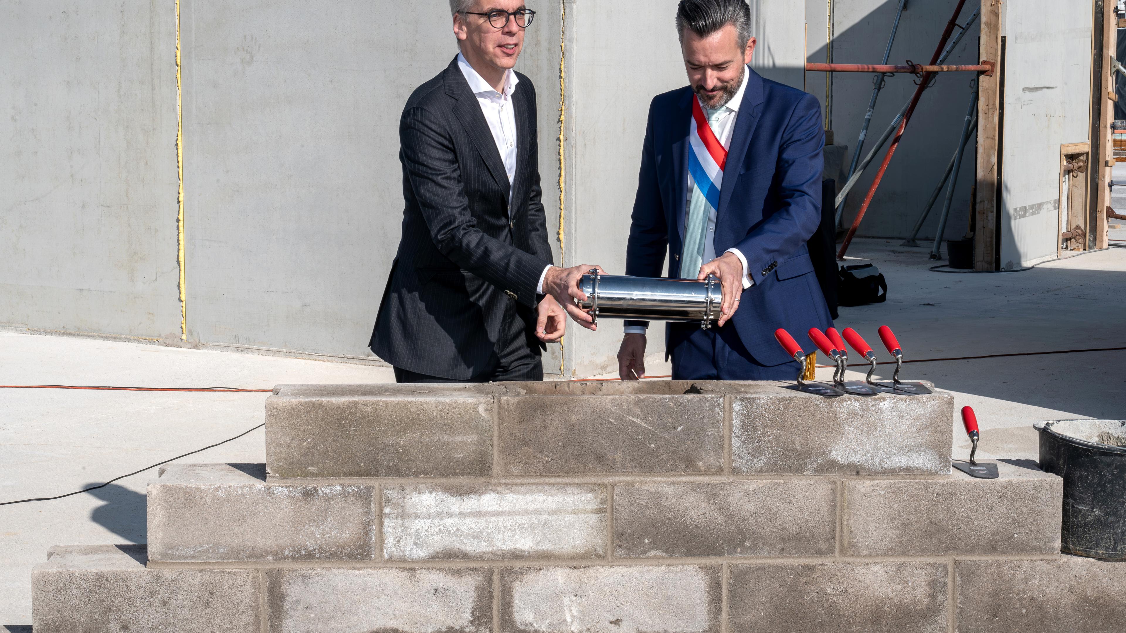 Der Staat will die Gemeinden stärker entlasten. Innenminister Léon Gloden (l.) bei der Grundsteinlegung eines neuen Schulkomplexes in Berdorf. 