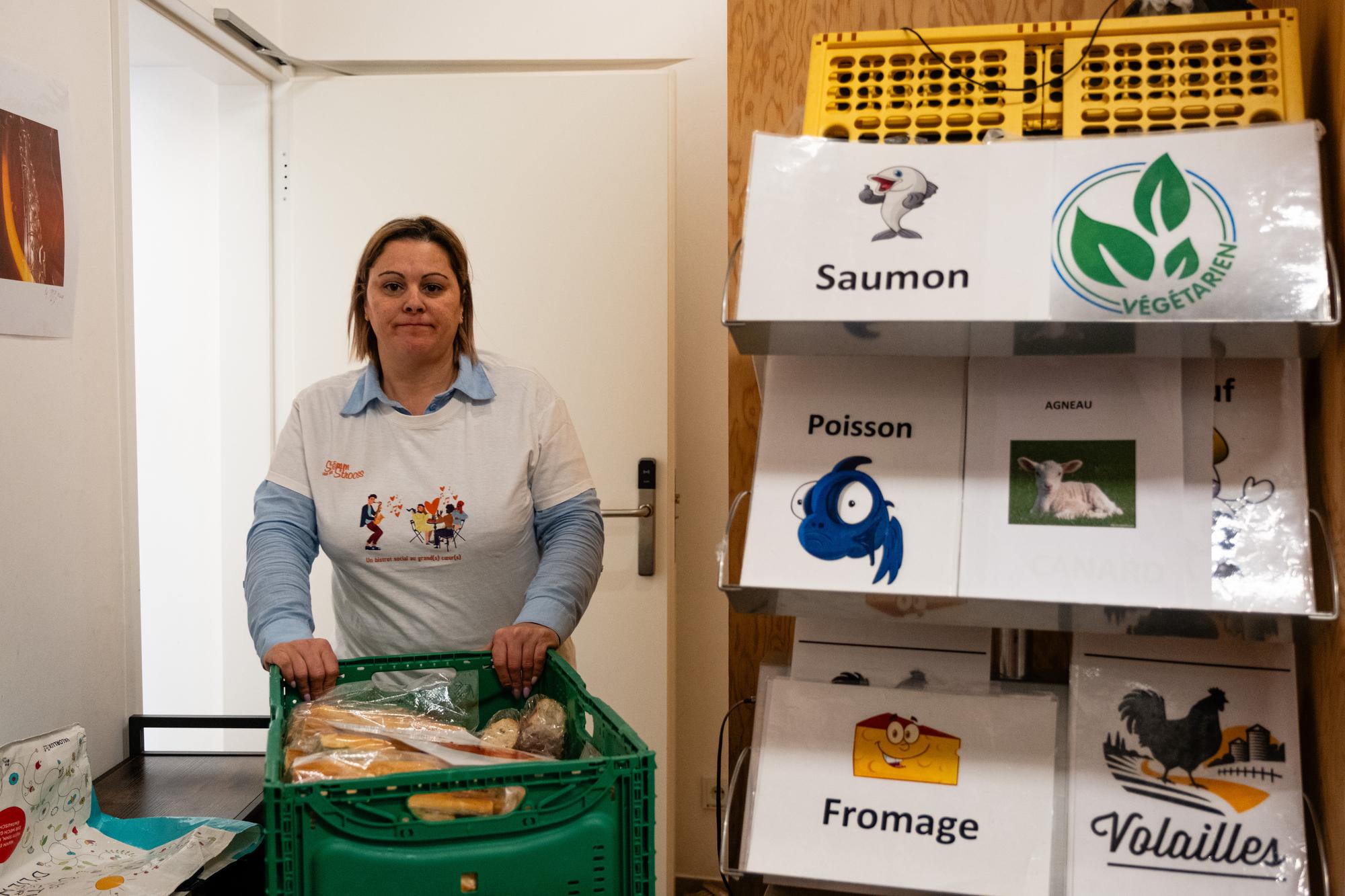 Liliane Pereira réceptionne la livraison de sandwichs dans la rue de Hollerich. 