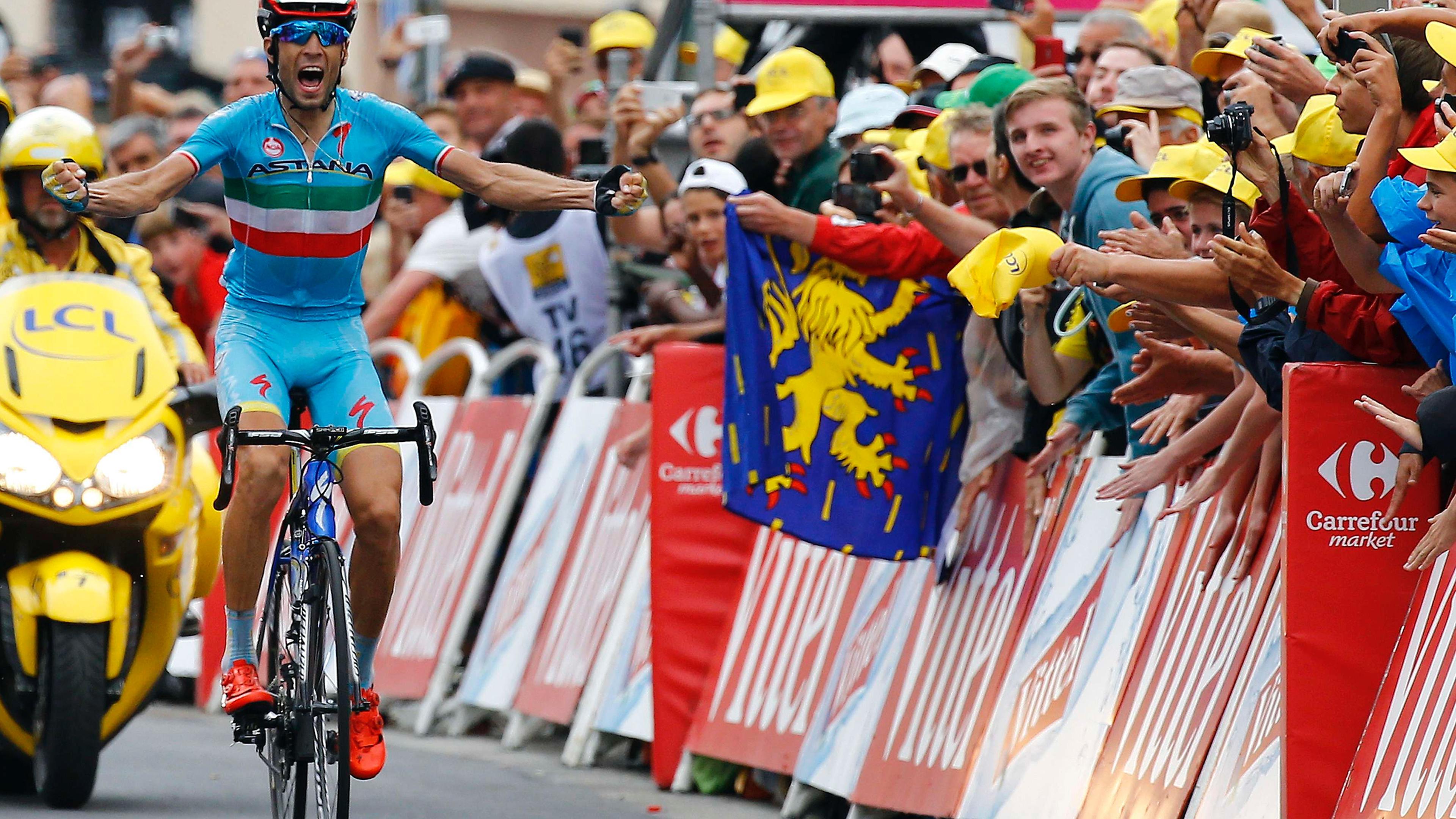 Astana rider Vincenzo Nibali of Italy celebrates as he crosses the finish line to win the 138-km (85.74 miles) 19th stage of the 102nd Tour de France cycling race from Saint-Jean-de-Maurienne to La Toussuire-Les Sybelles in the French Alps mountains, France, July 24, 2015. REUTERS/Stefano Rellandini  TPX IMAGES OF THE DAY