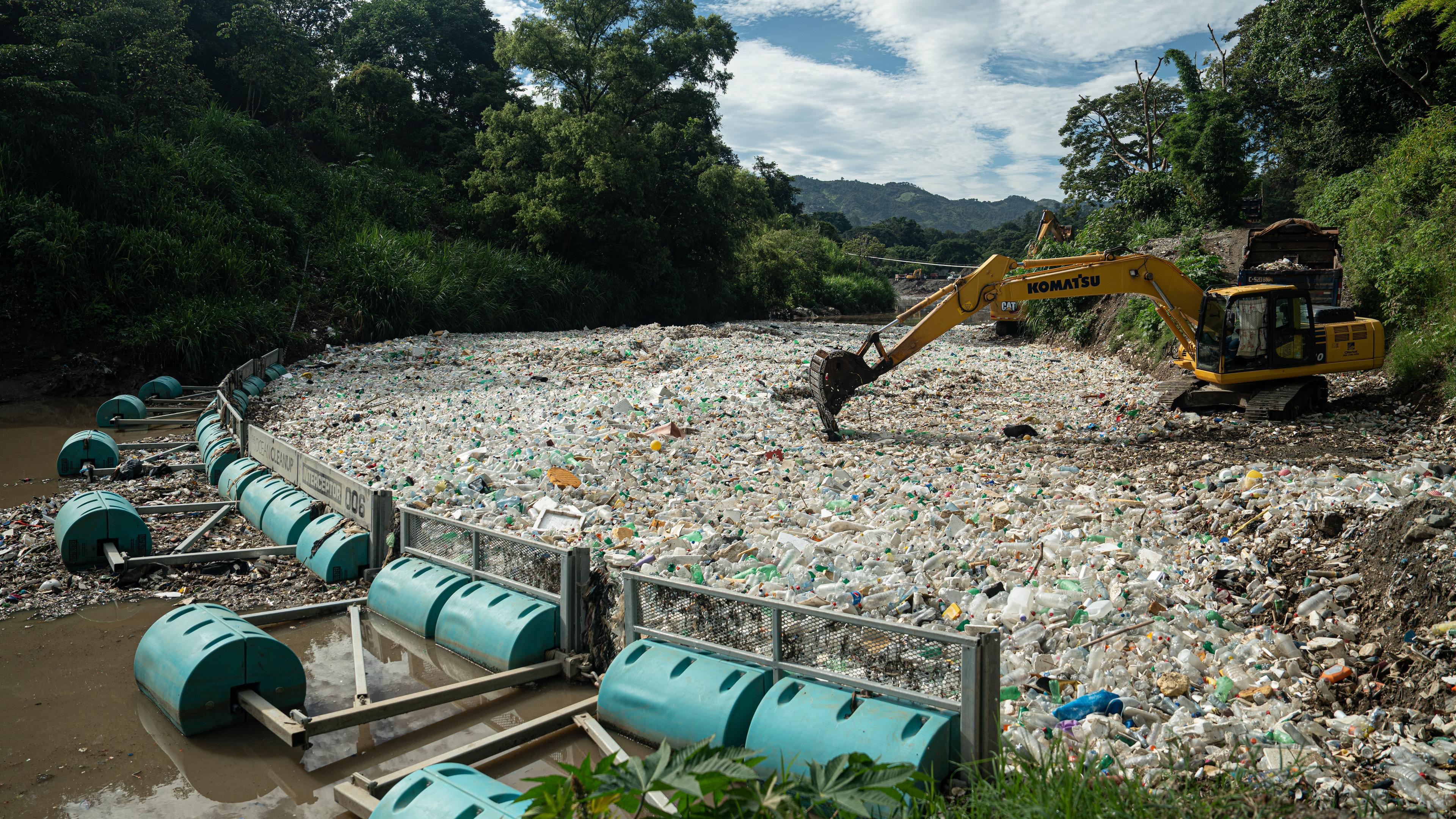 Die Organisation The Ocean Cleanup holt Müll aus dem Fluss Las Vacas in Guatemala. 