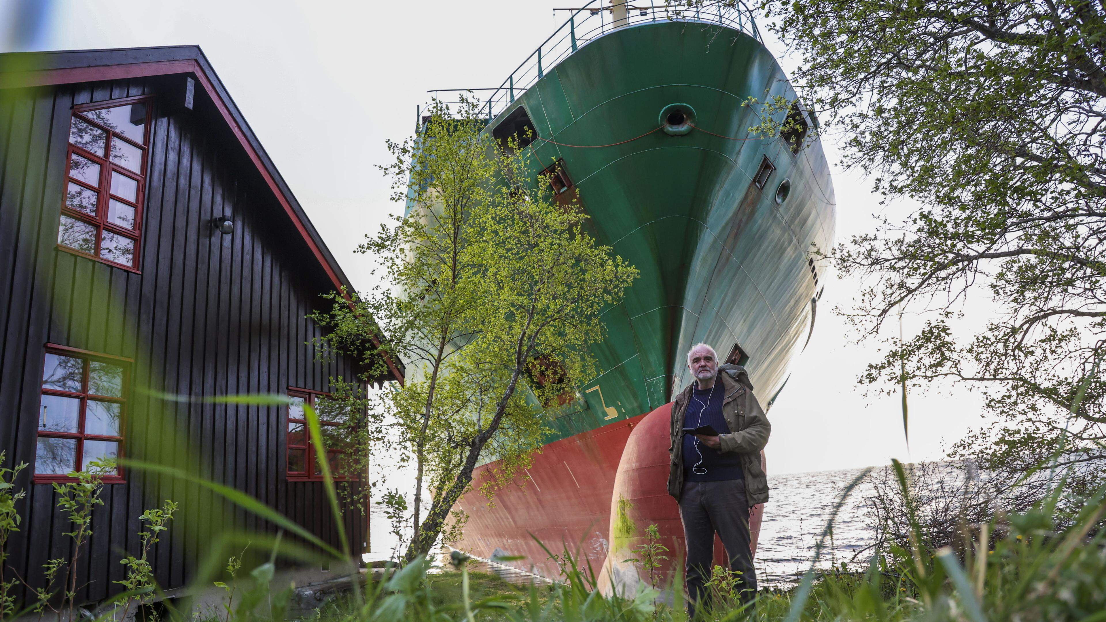 Norway: Container ship almost crashes into the house