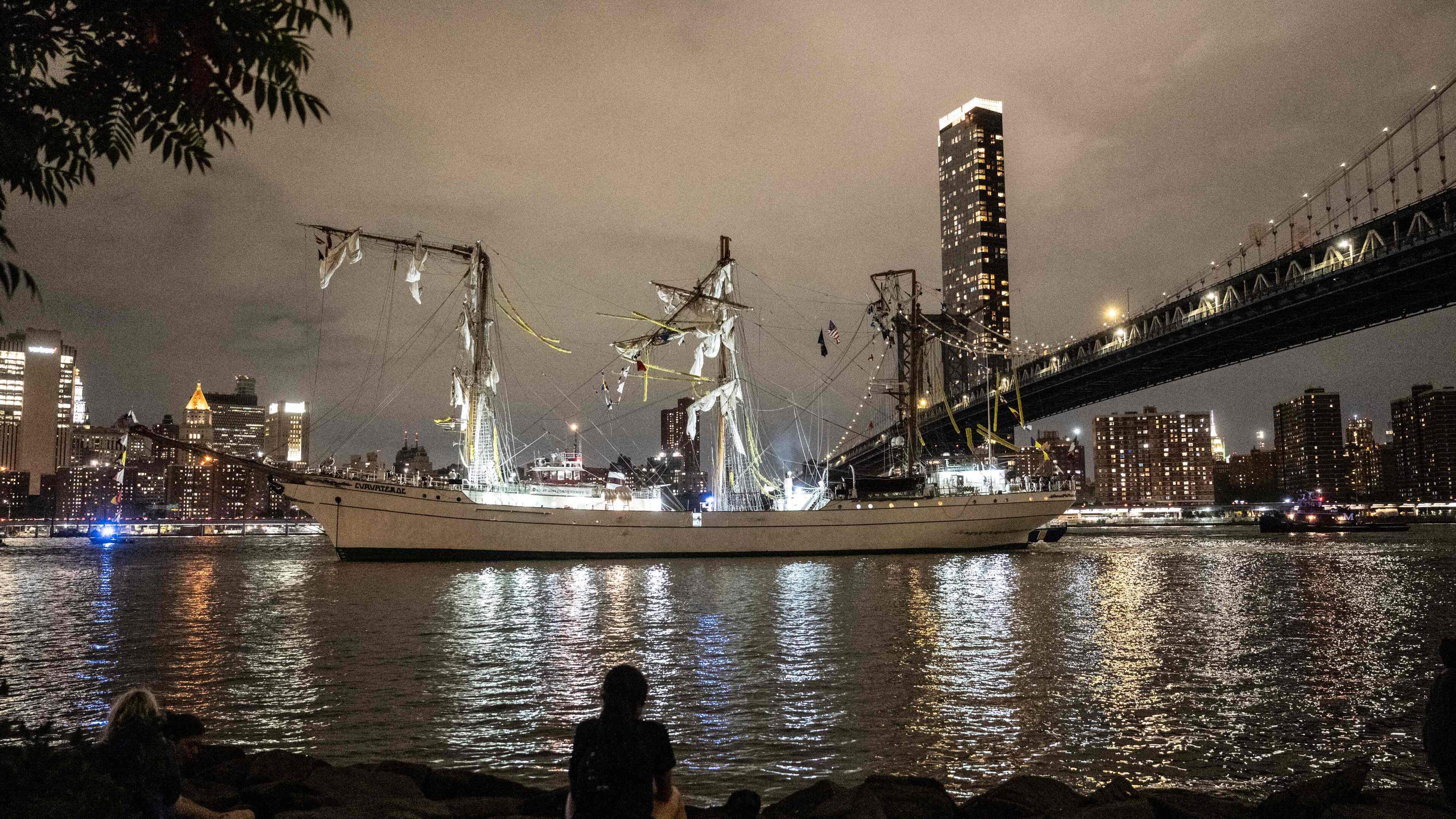 Ship collides with Brooklyn Bridge – dead and injured