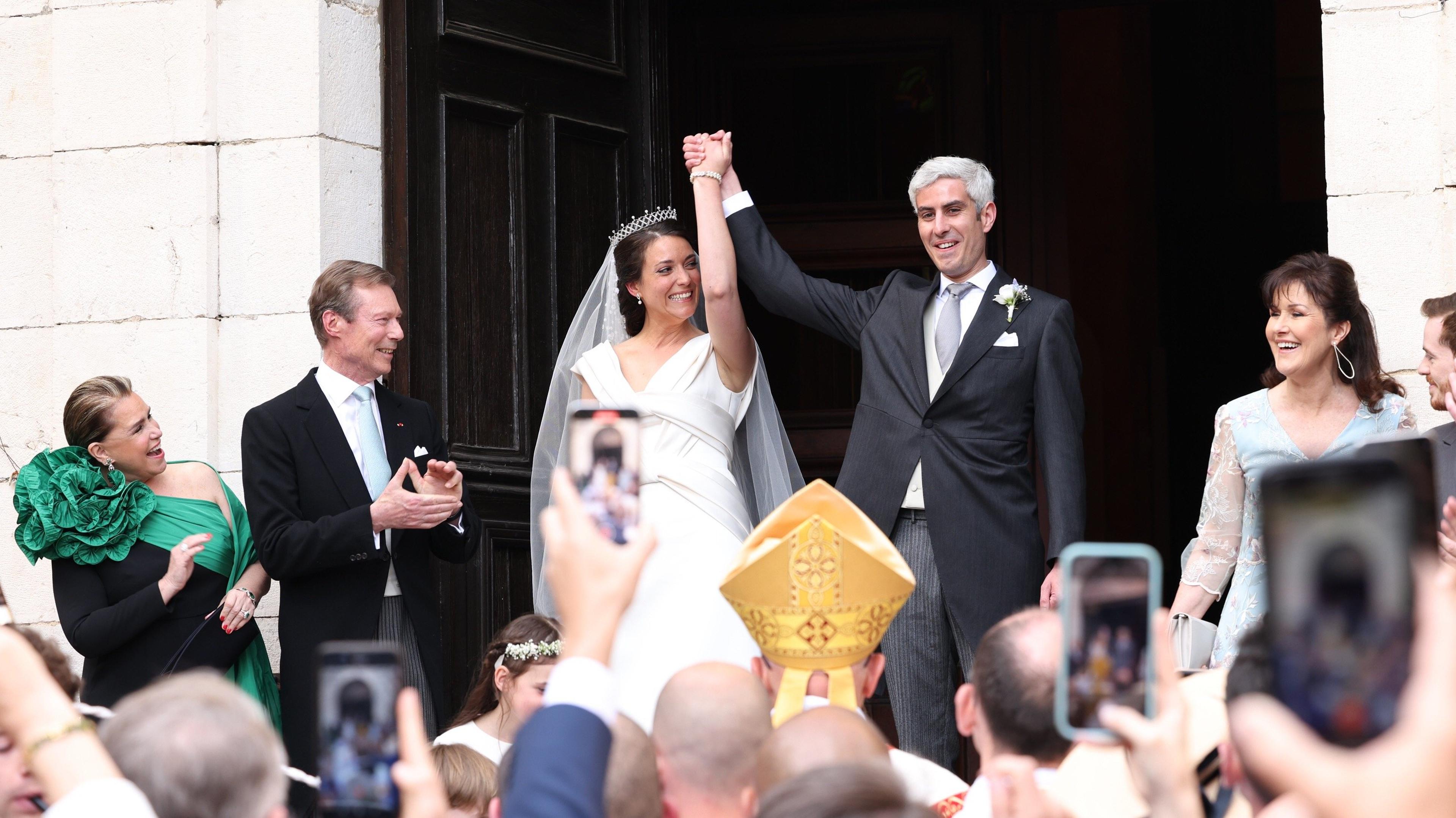Das stolze Brautpaar ließ sich nach der Vermählung von den wartenden Schaulustigen feiern.
