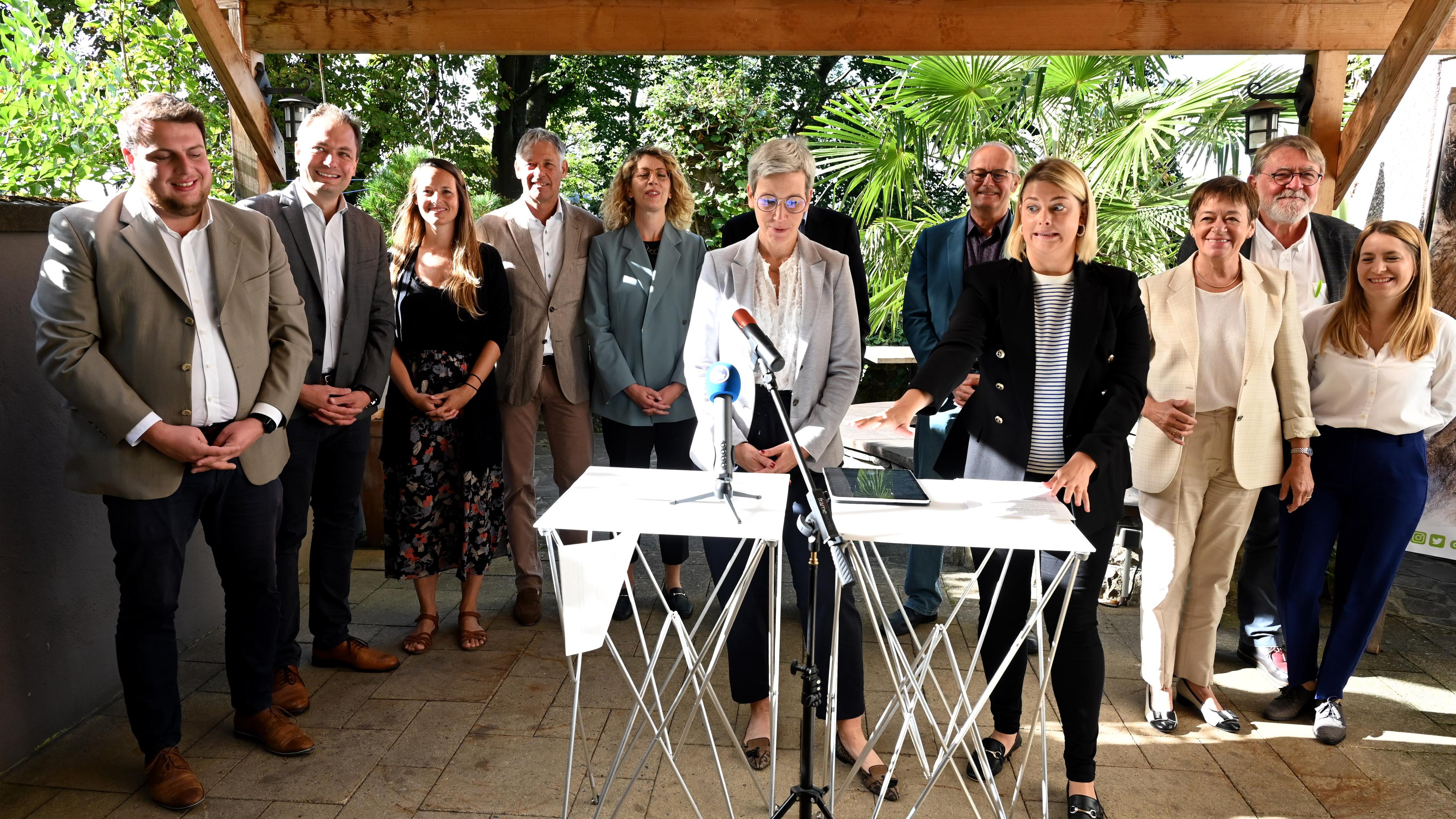 Geschlossenheit auf der Zielgeraden: Parteispitze, Ministerquintett und Fraktion der Grünen werben gemeinsam für ihre Politik. 