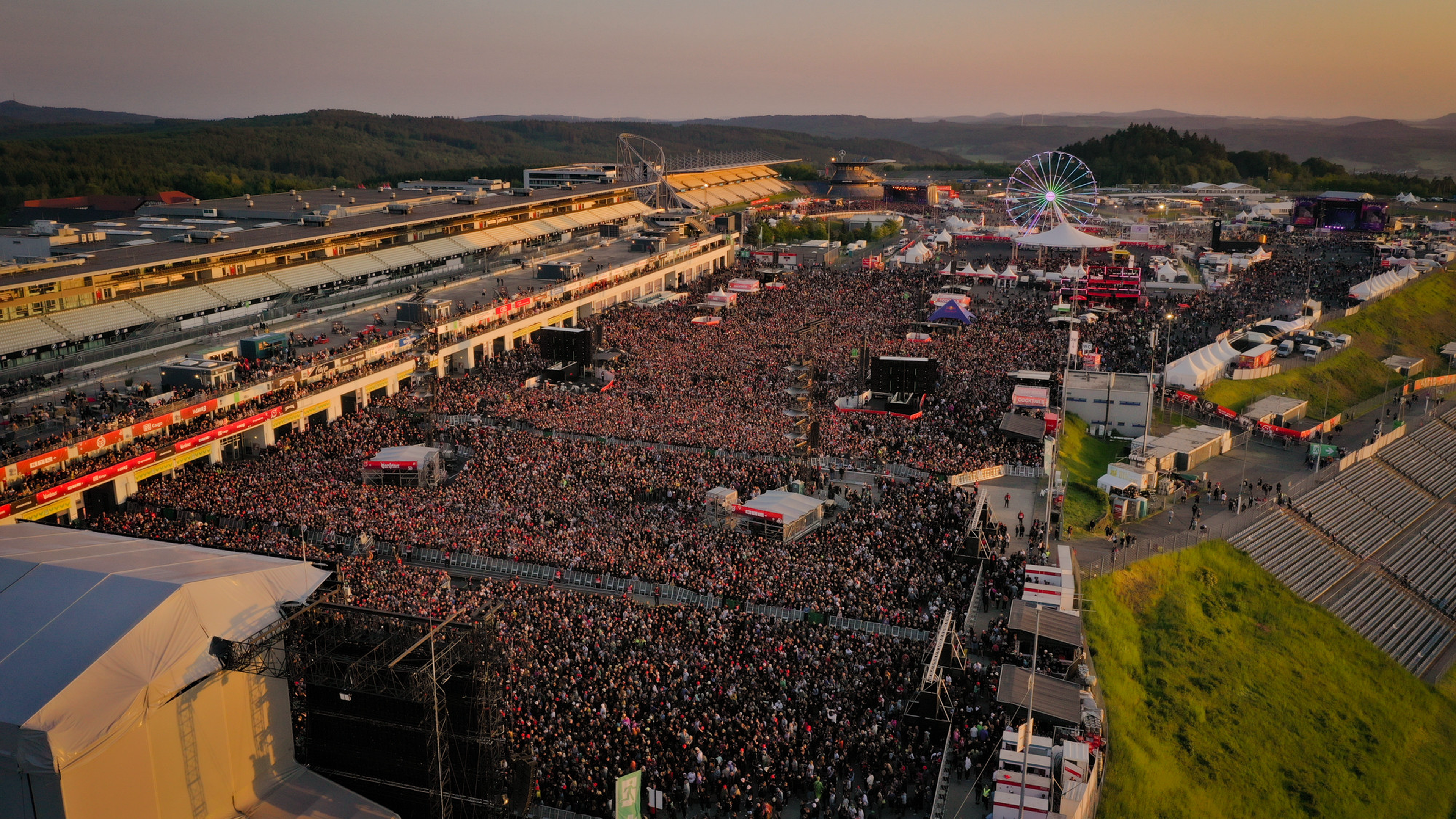 Jedes Jahr zieht es etwa 90.000 Rockfans zum Nürburgring