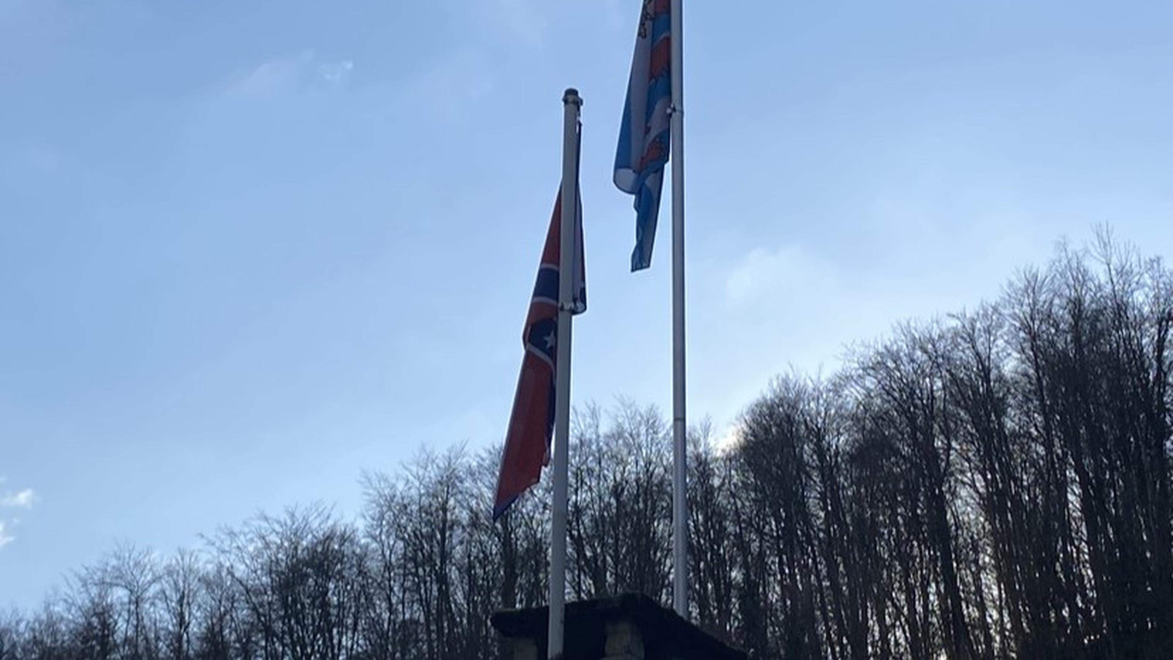 À gauche du «Roude Léiw» était encore accroché il y a peu l’ancien drapeau des États du Sud. Et son retour n’est pas exclu...