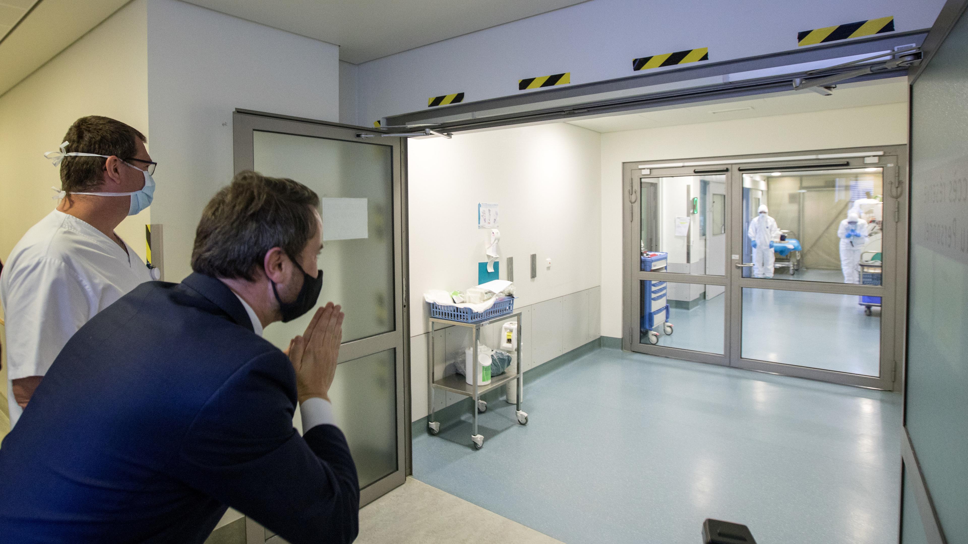Premierminister Xavier Bettel und Gesundheitsministerin Paulette Lenert standen am Donnerstag im Hôpital Kirchberg alle Türen offen – bis auf eine: jene der Corona-Station. Man bedankte sich daraufhin per Handzeichen bei den Mitarbeitern für ihre Arbeit.