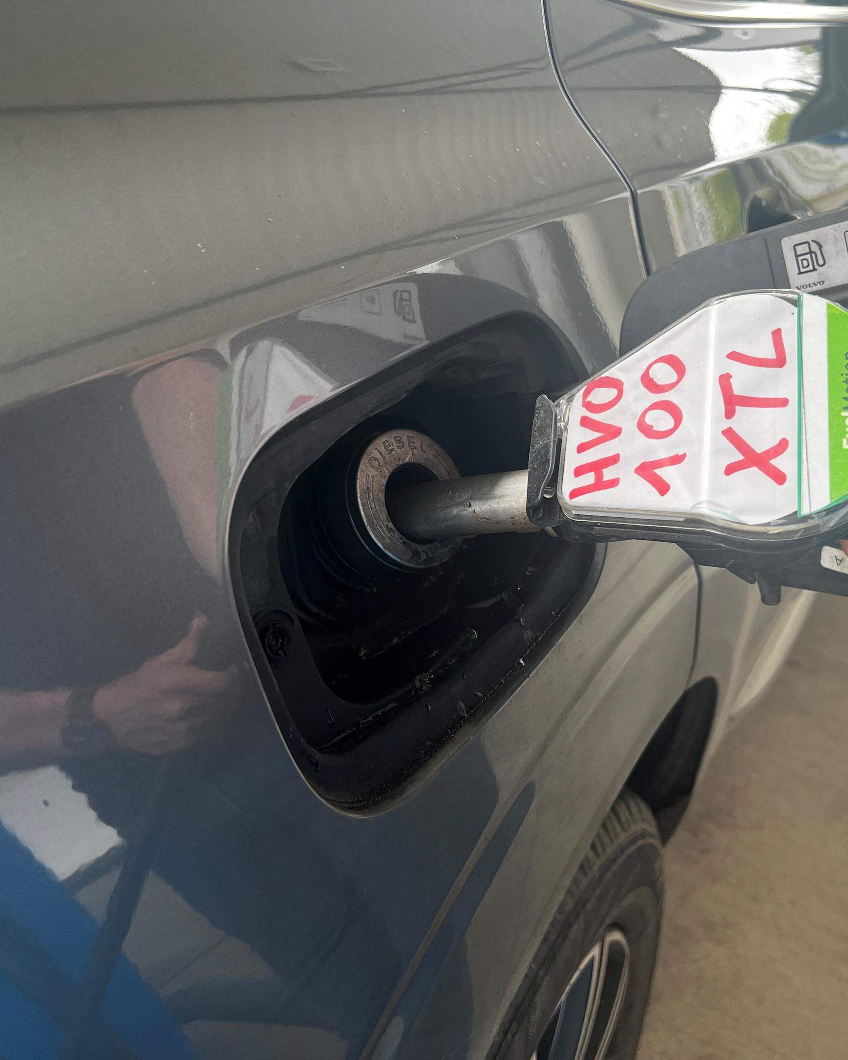 Bislang gibt es den HVO100-Kraftstoff für Autos nur im Ausland, wie zum Beispiel in Deutschland, wo er seit vergangener Woche zugelassen ist.