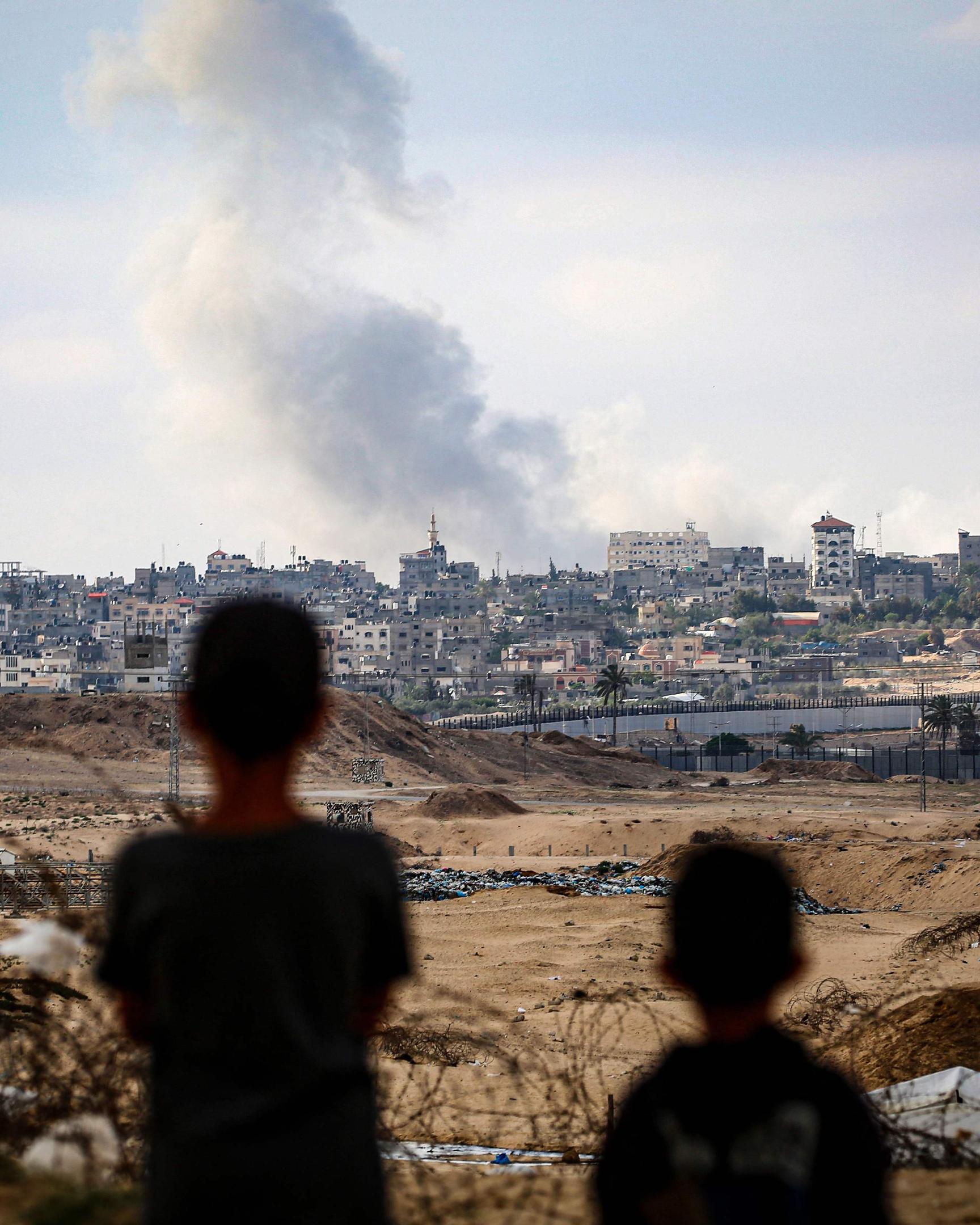 Rauchsäulen östlich von Rafah zeugen von militärischen Aktionen der israelischen Armee.
